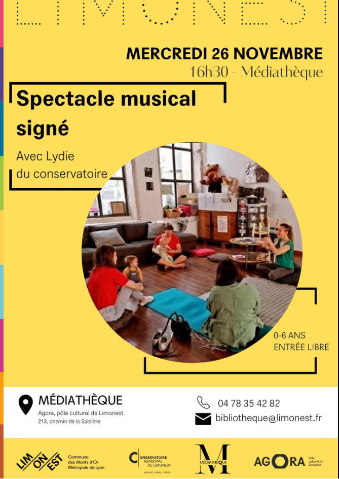 Affiche jaune annonçant un spectacle musical signé avec Lydie du conservatoire, le mercredi 26 novembre à 16h30 à la Médiathèque, Expo Médiathèque, avec une photo d'une séance de conte ou musique en intérieur avec une mère, une enfant, et un animateur dans une pièce décorée.