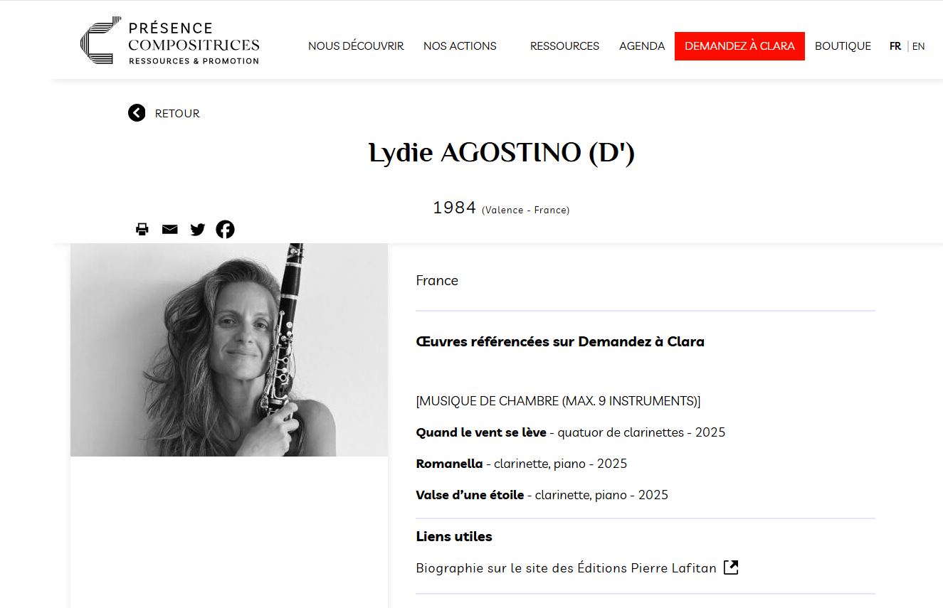 Portrait de Lydie Agostino (D') tenant un clarinette, âge moyen, cheveux ondulés, vêtu d'une tenue sans manches, noir et blanc.