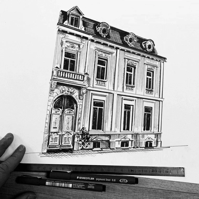 Dessin en noir et blanc d'une vieille maison à plusieurs étages avec fenêtres et porte d'entrée ornée, et un toit mansardé avec des lucarnes.