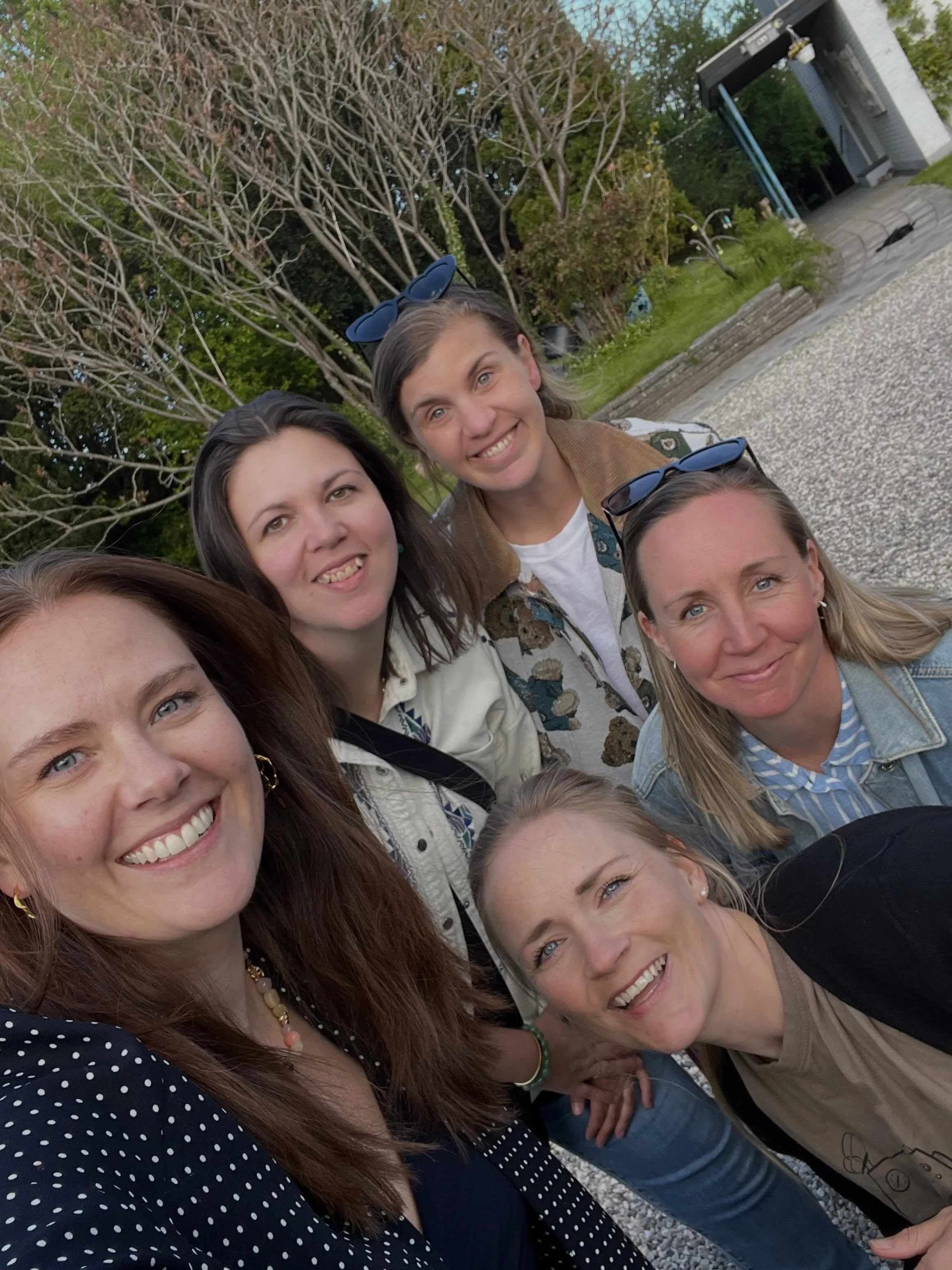 Det er sj&aelig;ldent vi er samlet. Men I dag var vi 5 ud af 7 tilstede og vi elskede det!! 

@sov_dukkelise 
@din.jordemoder.christiane 
@baby_ibalance 
@pelvicbloom_cph 
@motorikklinikken 

#grocollective #baby #familie #sammen #badass