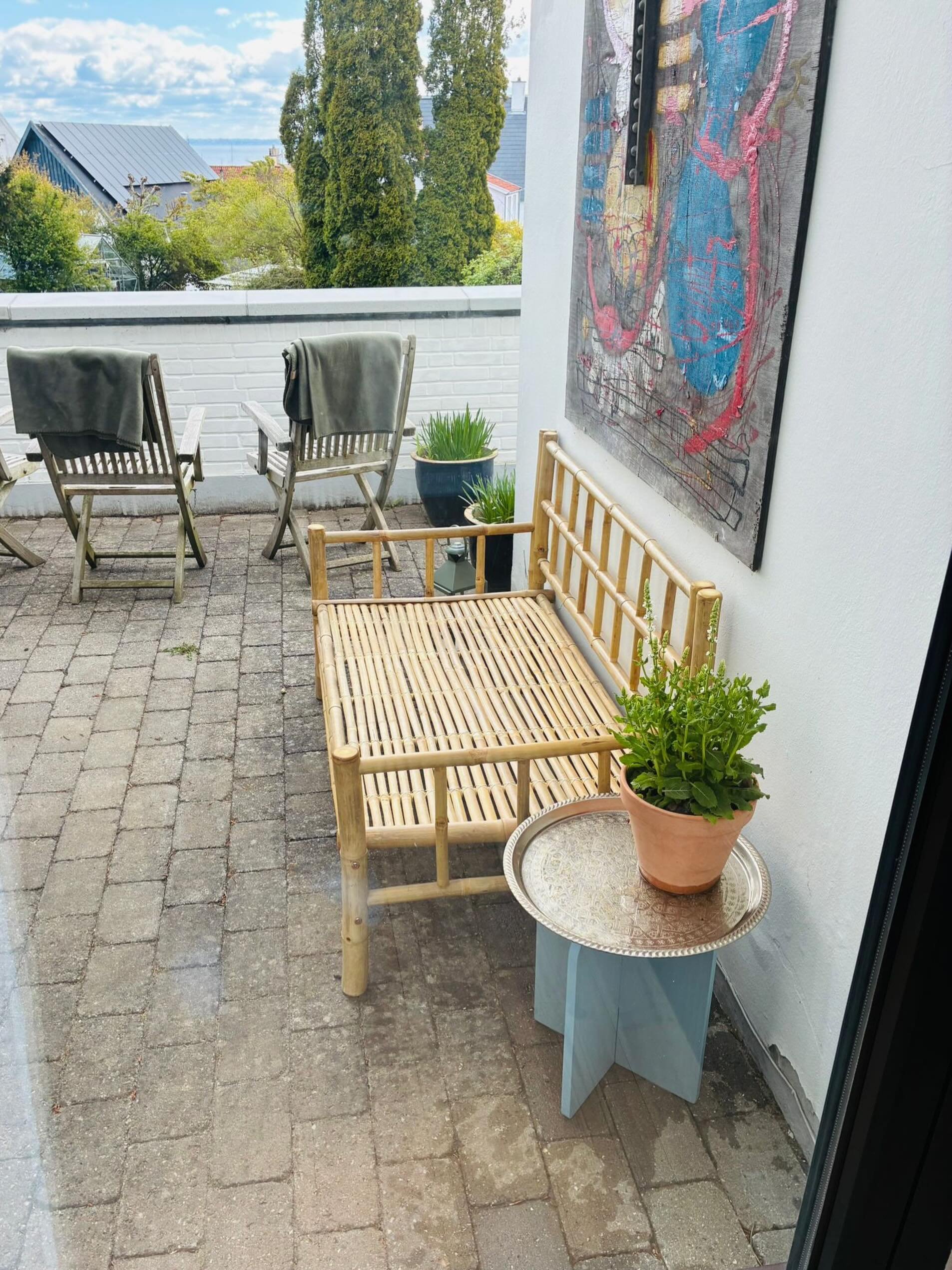 Udover tre behandlerrum, en f&aelig;llessal og et super hyggeligt venterum har vi vores lille terrasse. Her kan du efter behandling eller hold tr&aelig;kke ud og nyde vandet. 

#gro #grocollective #vand #pause #barsel