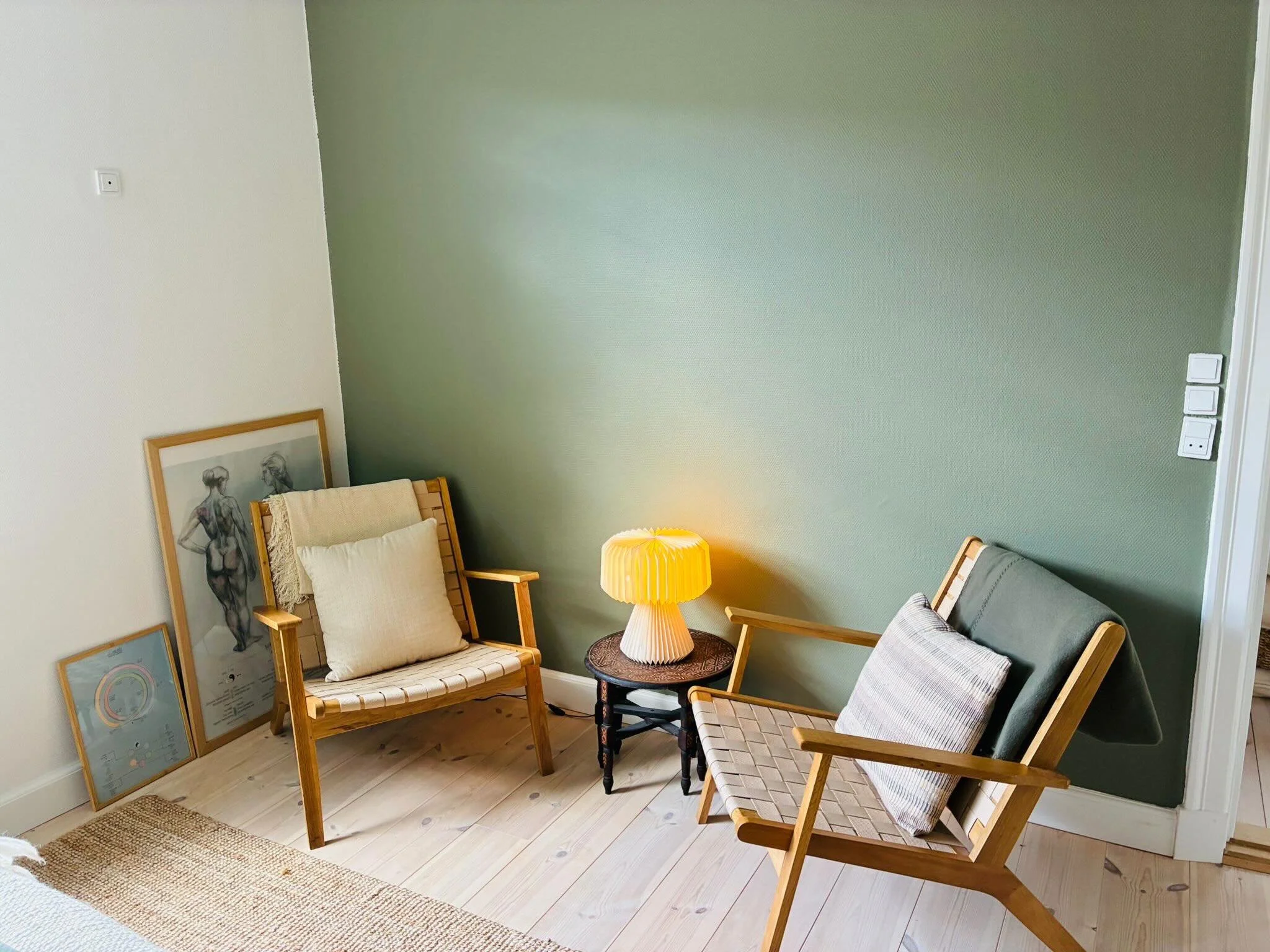 Vi mangler stadig lidt billeder p&aring; v&aelig;ggen, men vores hus er blevet endnu smukkere end det var f&oslash;r vi skiftede navn! Det er somom alt bare er faldet p&aring; plads! 

#babyhus #familiehus #sammenhold #barsel #community