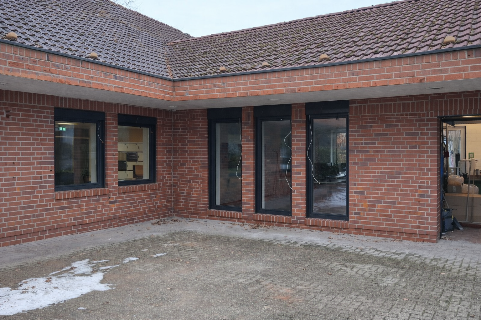 Neubau mit Klinkerfassade und Außenanlagen – Bauprojekt in Brandenburg AHB Bauservice