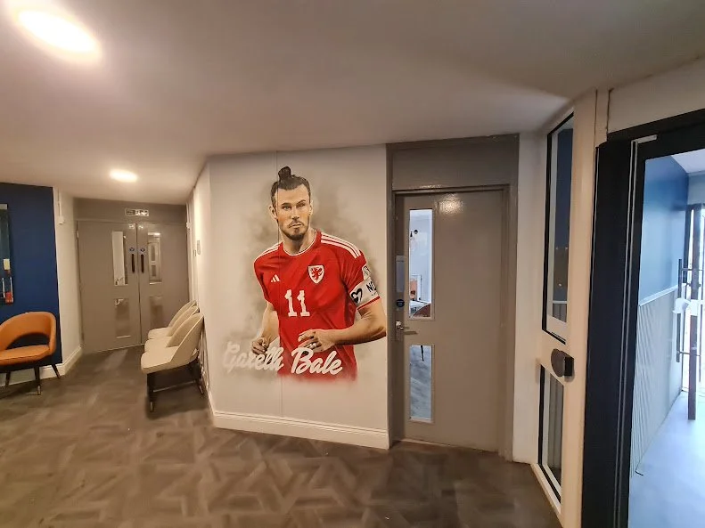 hotel lobby gareth bale.jpg