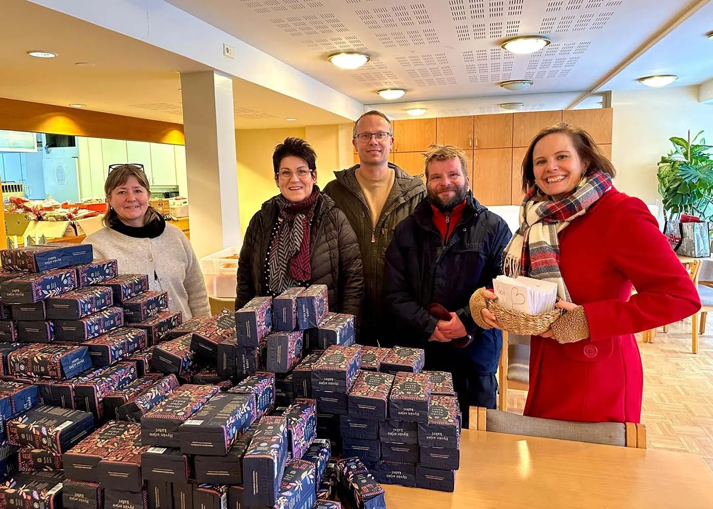 Nada Nord delar ut kaffepaket, köpkort och torrvaror i samarbete med matutdelningen