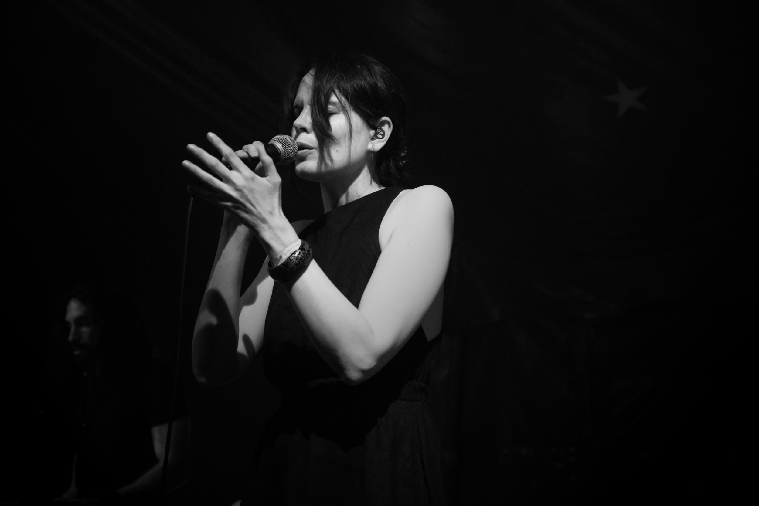 circle&wind live beim U&D Würzburg 2026. Schwarz-weiß Aufnahme von Viola Petsch aka circle&wind, vertieft in die Musik
