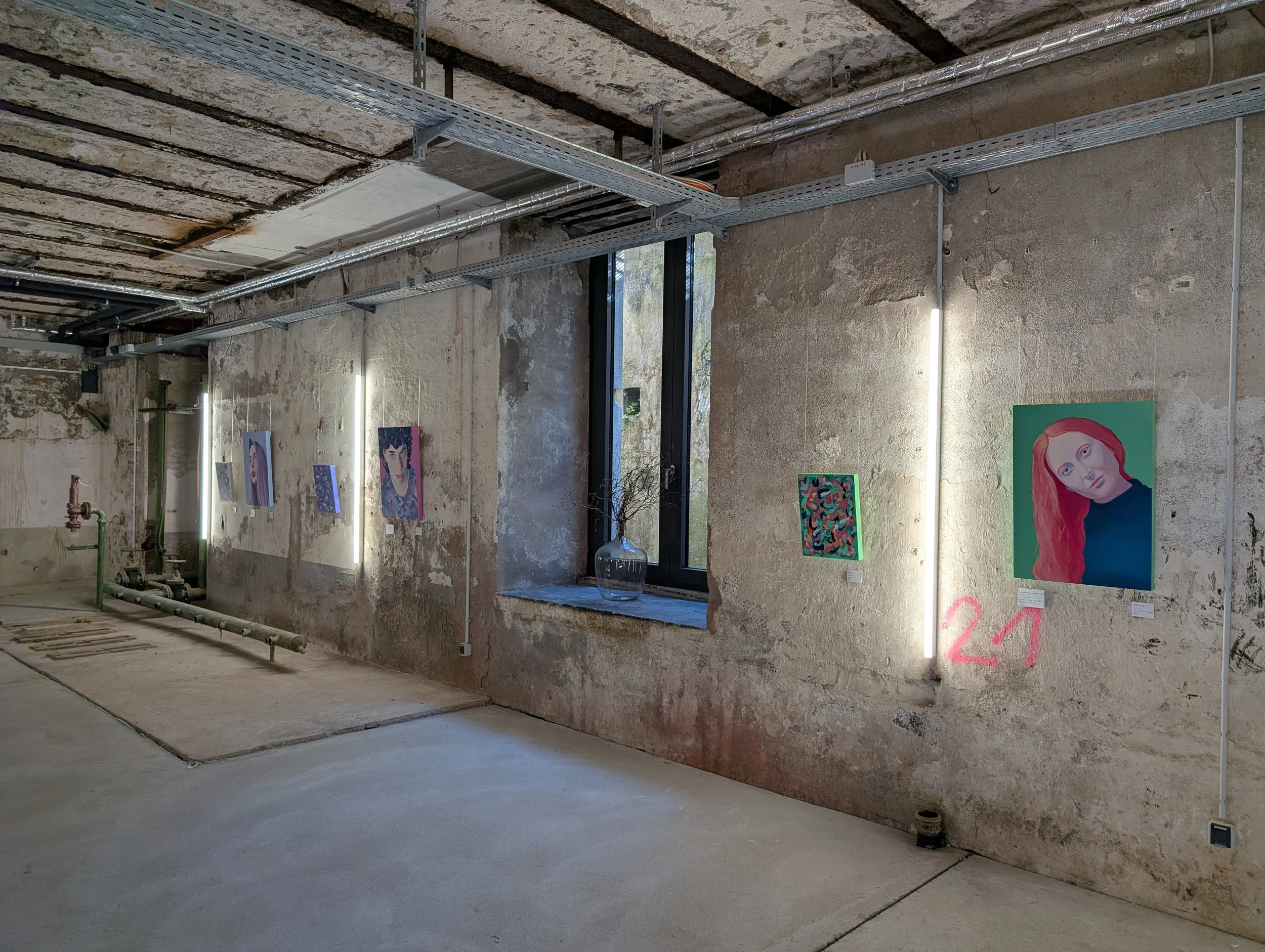 Vernissage "(un)sichtbar in der Sektkellerei Höfer Würzburg. Beispiel zweier Porträtpaare abstrakt und figurativ der Künstlerin Viola Petsch