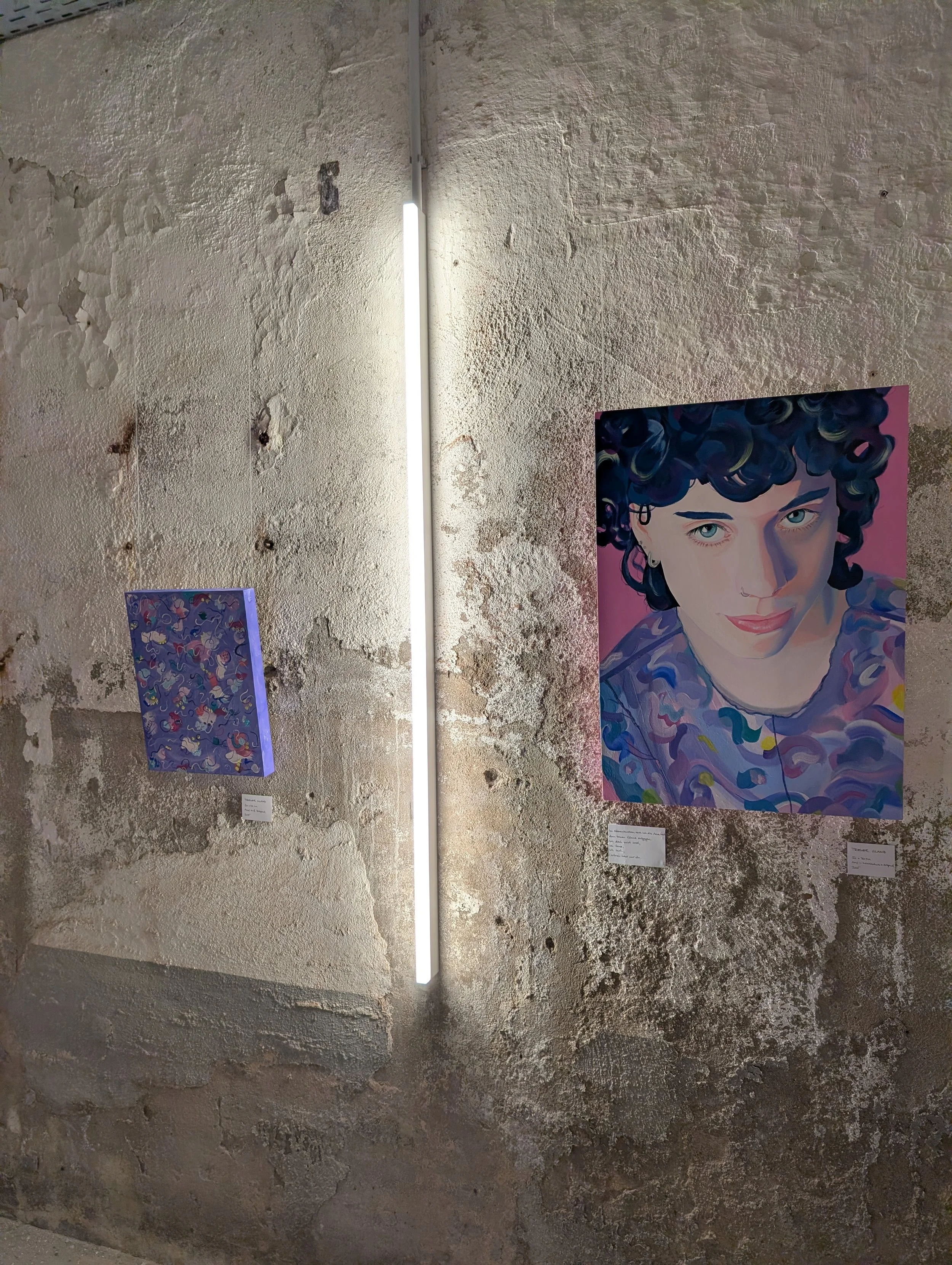 Vernissage "(un)sichtbar in der Sektkellerei Höfer Würzburg. Beispiel eines Porträtpaares abstrakt und figurativ der Künstlerin Viola Petsch