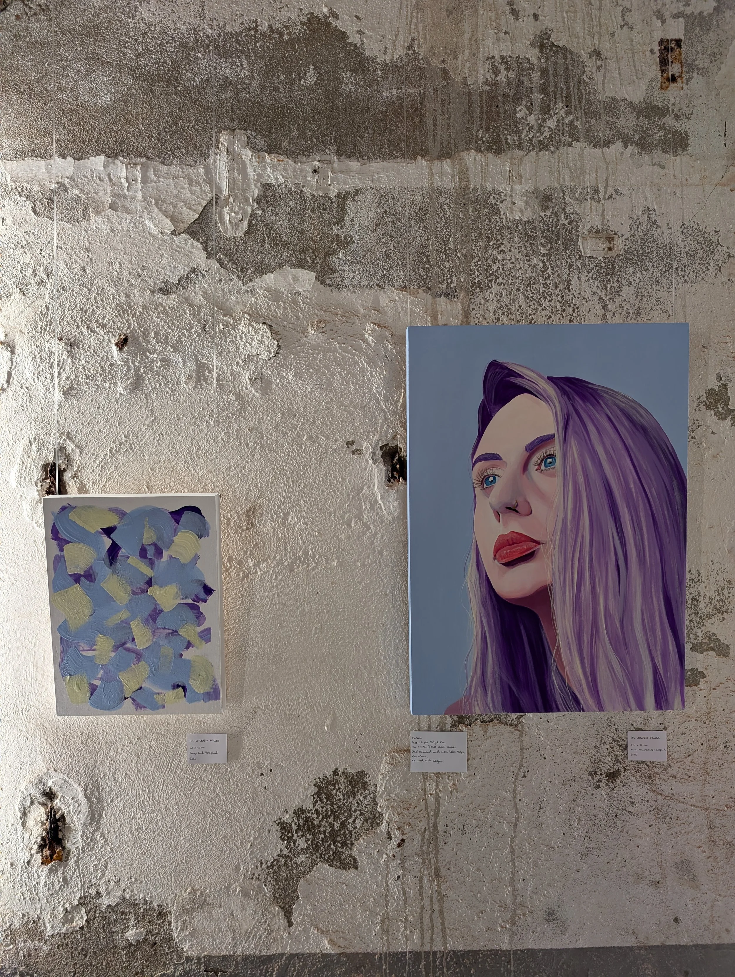 Vernissage "(un)sichtbar in der Sektkellerei Höfer Würzburg. Beispiel eines Porträtpaares abstrakt und figurativ der Künstlerin Viola Petsch