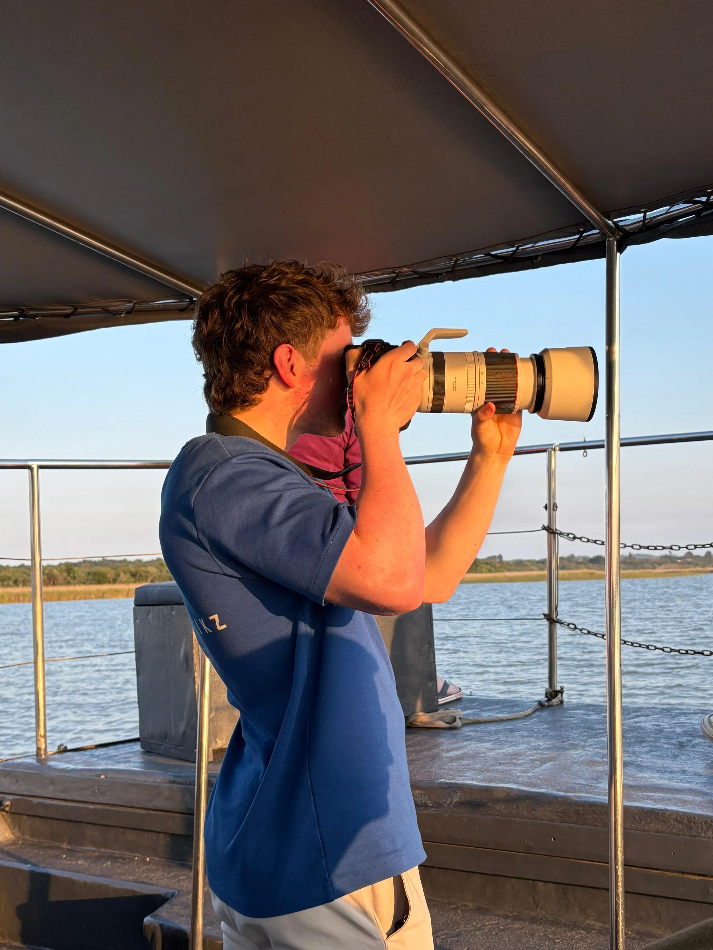 Ik fotografeer Nijlpaarden met mijn camera in Zuid-Afrika bij zonsondergang.
