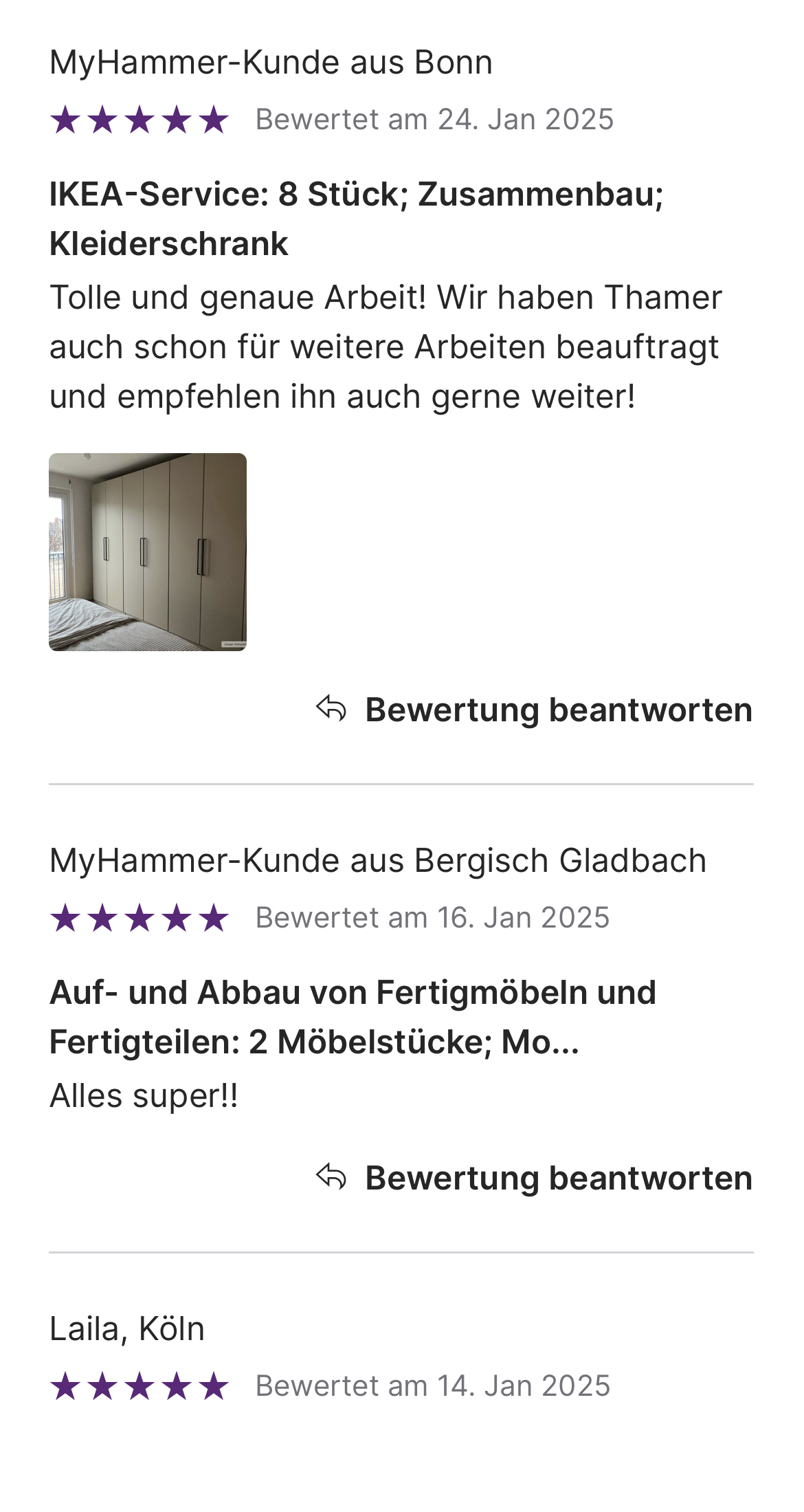 Screenshot von Kundenbewertungen auf einer Webseite, zeigt Bewertungen mit 5 Sternen, Bewertungstexten, Daten und Fotos von Möbeln und Räumen.