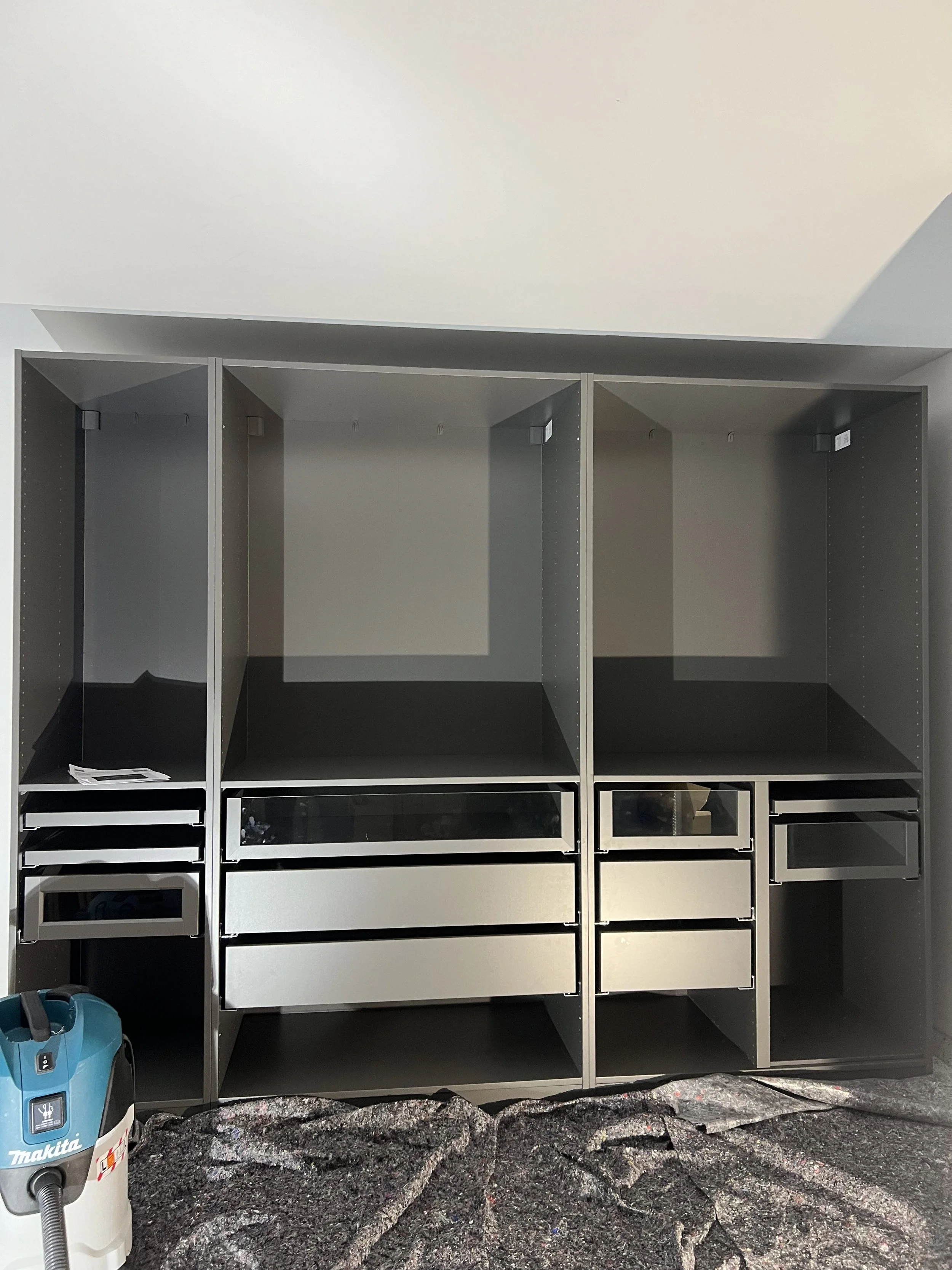 Unbelegte multifunktionale Stauraumschrank mit schwarzen Schubladen