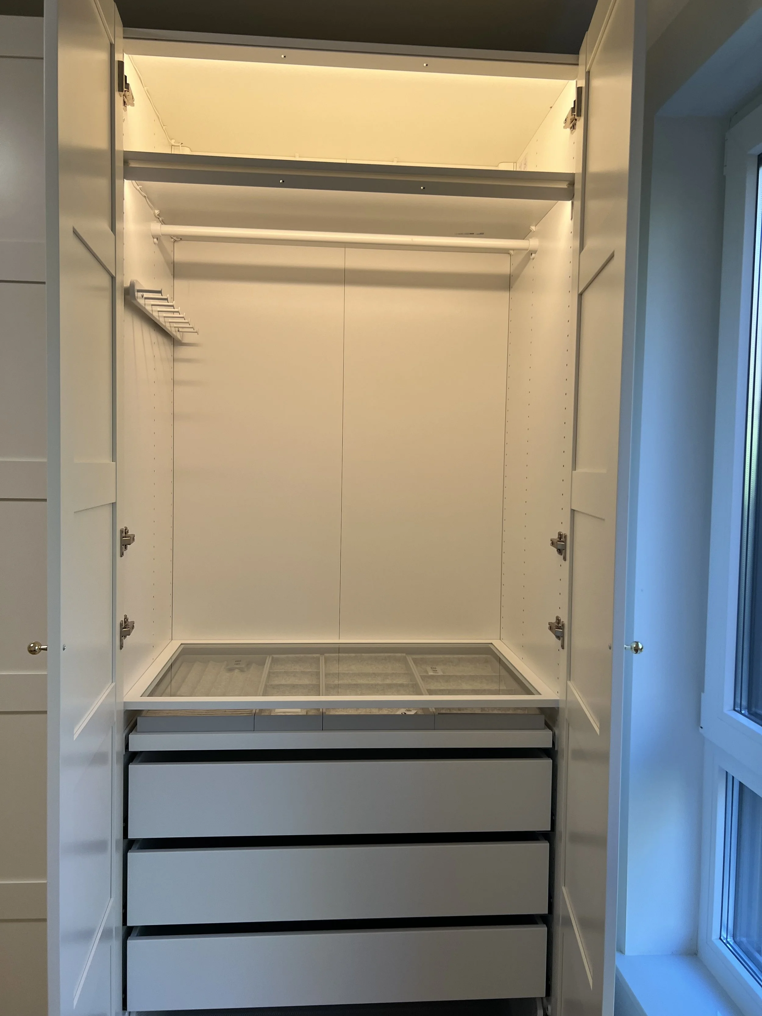 Ein heller, moderner weißen Küchenschrank mit mehreren Schubladen und einem großen Fach, bereit für die Nutzung