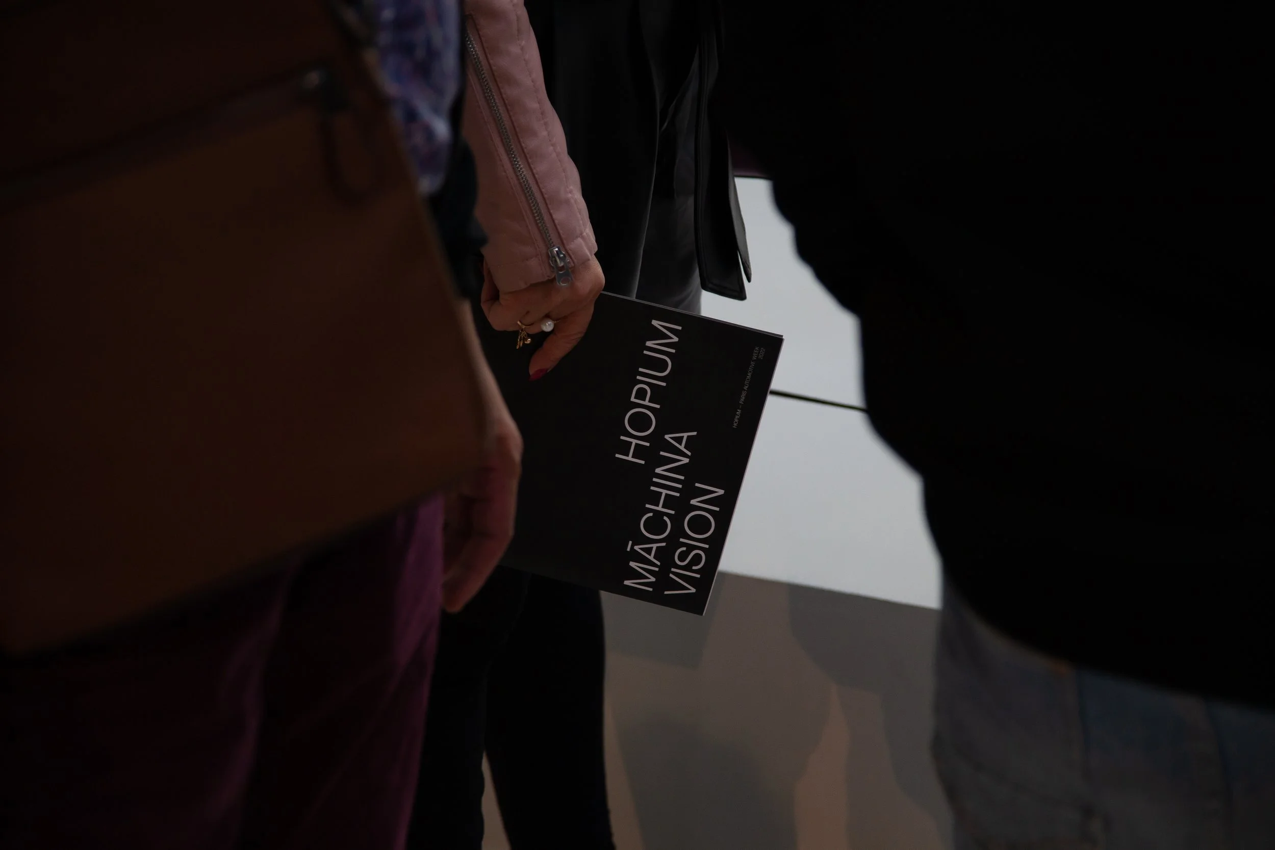 Groupe de personnes lors d'une visite à Hong Kong, tenant un panneau avec la mention « MACÃO HOPIUM VISION ».