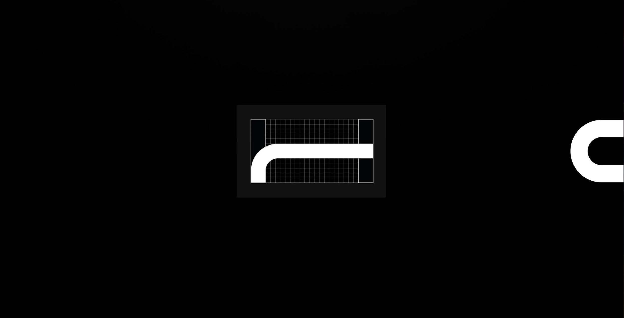 Un logo moderne avec un fond noir, un graphique en grille à l'intérieur d'un carré gris clair, contenant une ligne blanche incurvée. Partiellement visible à droite, une forme blanche ovale ou demi-ovale est présente.