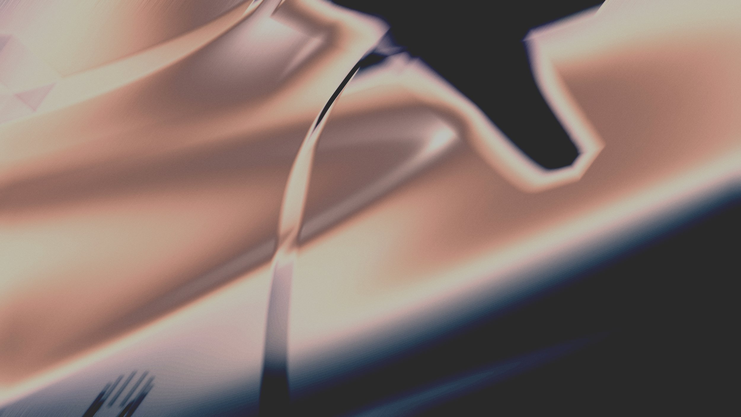 Une surface en métal avec des plis et une finition brillante, présentant une découpe en forme de foulard noir.