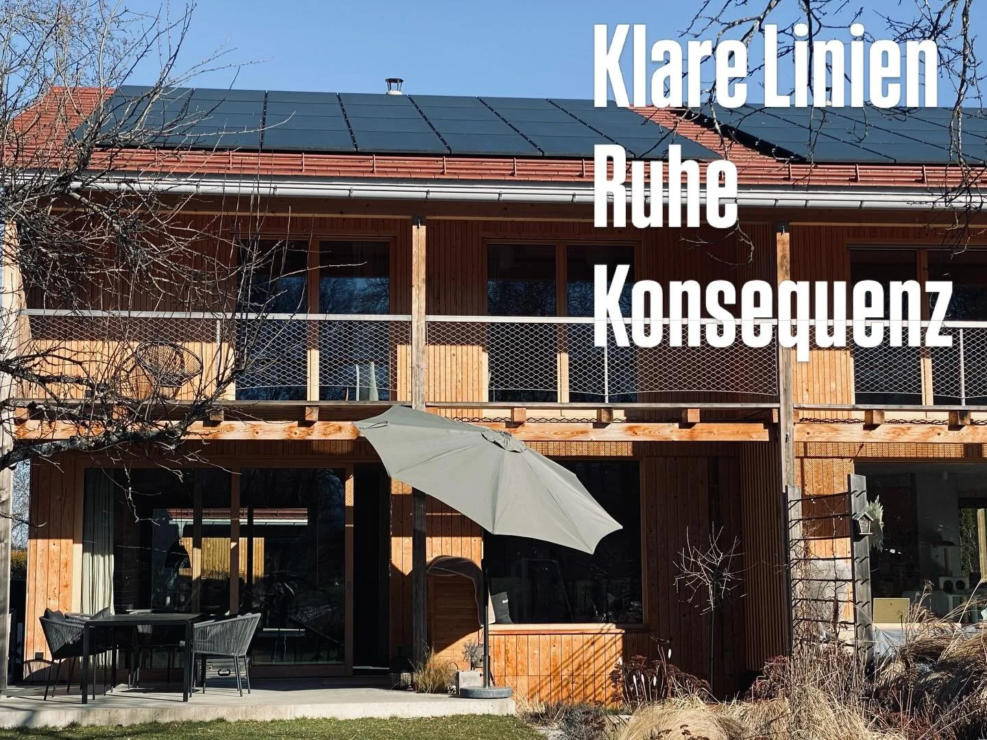 Den Entwurf konsequent bis zum Schluss gedacht bringt meist die besten Ergebnisse.  Ohne das bald kommende Gr&uuml;n stechen die pr&auml;gnanten Linien der Holzkonstruktion noch viel st&auml;rker hervor. Bald werden die klaren baulichen Linien vom si
