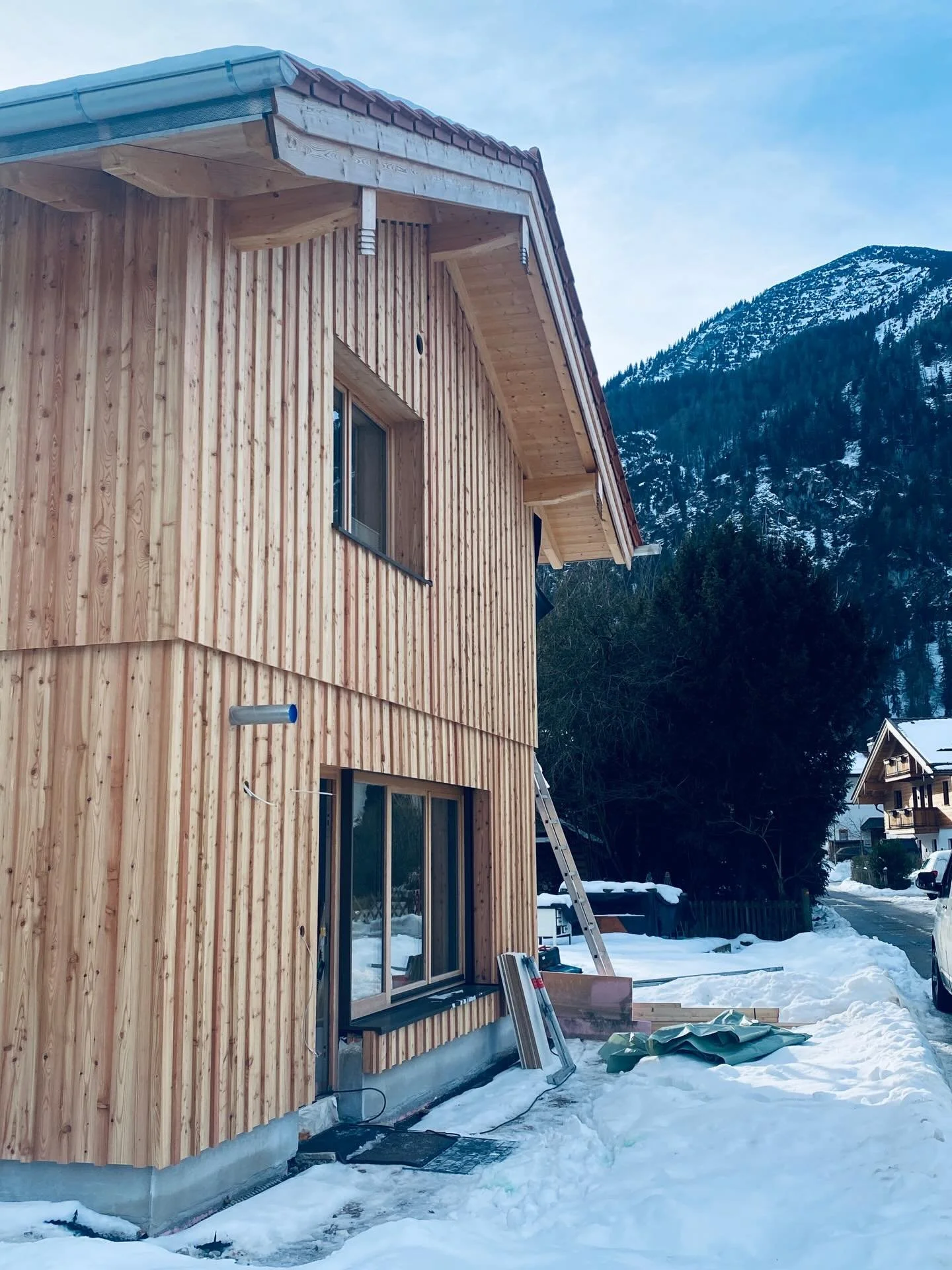 Besuch bei einer lieben Baufamilie. Ich habe f&uuml;r sie die Sanierung eines kleinen Bestandshauses und einen Anbau geplant. Der Bestand war schon in die Jahre gekommen und strahlt jetzt ganz viel W&auml;rme und Behaglichkeit aus. Mit einem Holz ver