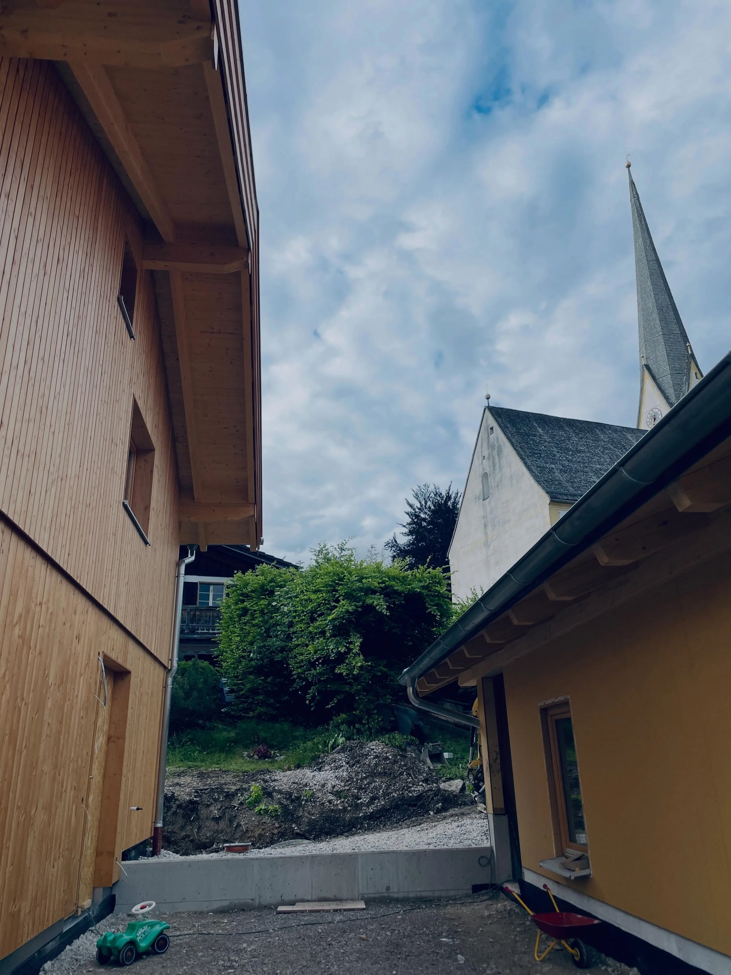 Ein Projekt in der Fertigstellung. Der k&uuml;hle Eingangshof zwischen Haus und Garagenbauk&ouml;rper ist schon jetzt ein Lieblingsplatz f&uuml;r die Familie an heissen Sommertagen! Eine neue Bauherrenidee: einbetonierte Magnetleiste in der K&uuml;ch