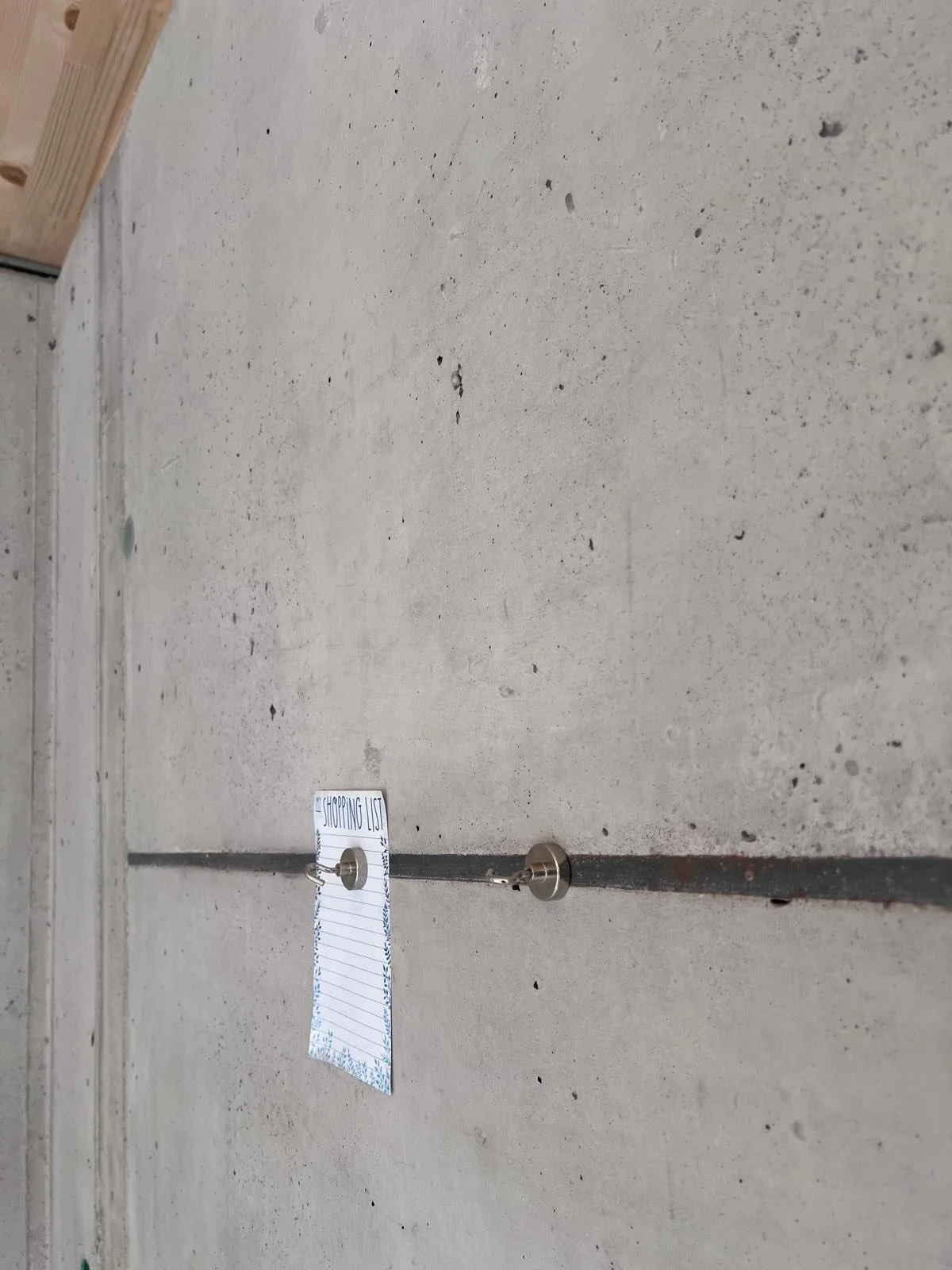Und hier die Inbetriebnahme der einbetonierten Magnetleiste! Eine wahre Verschmelzung aus Rohbau und Ausbau.