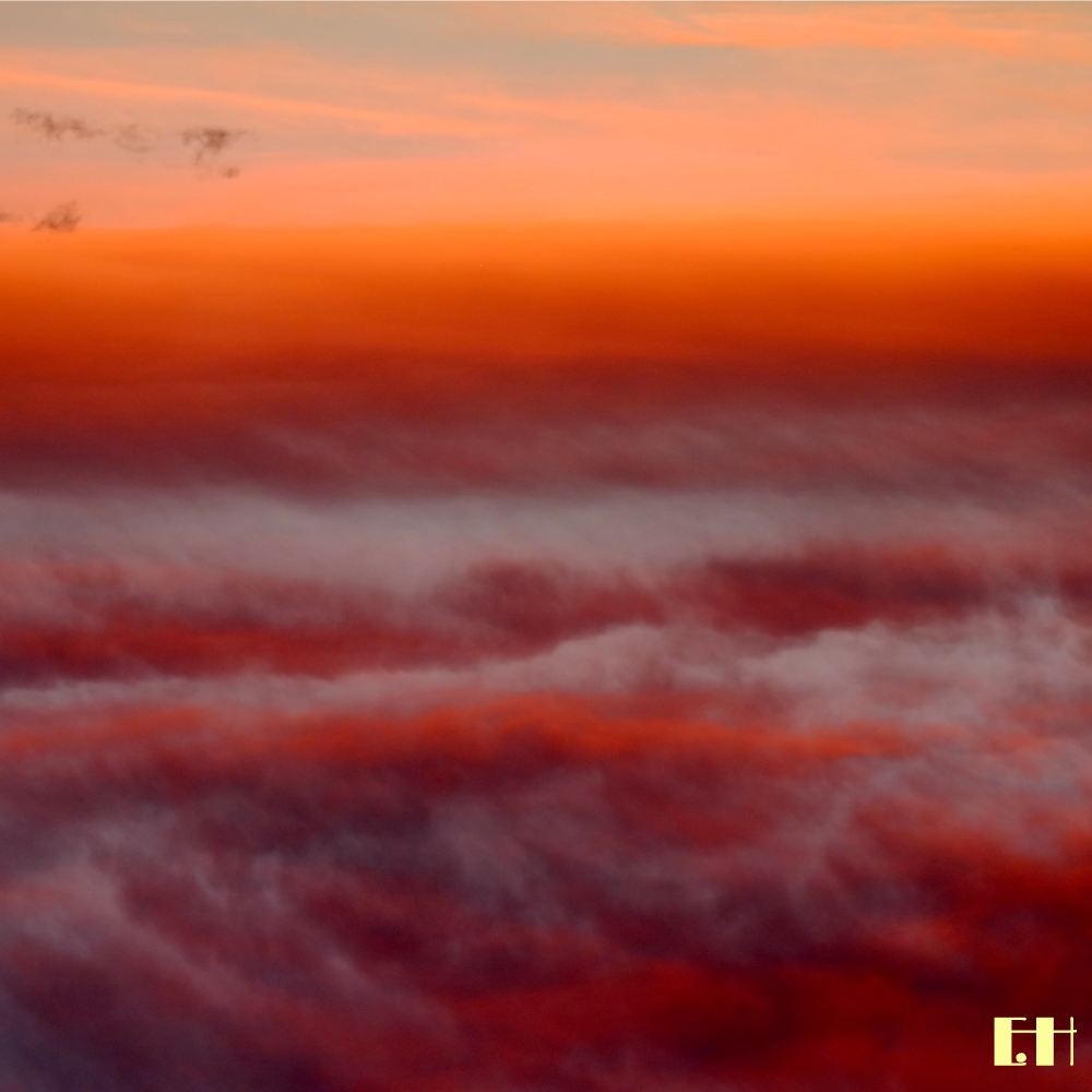Rot leuchtende Wolkenformationen am Himmel aus der fotografischen Serie Fluentum.