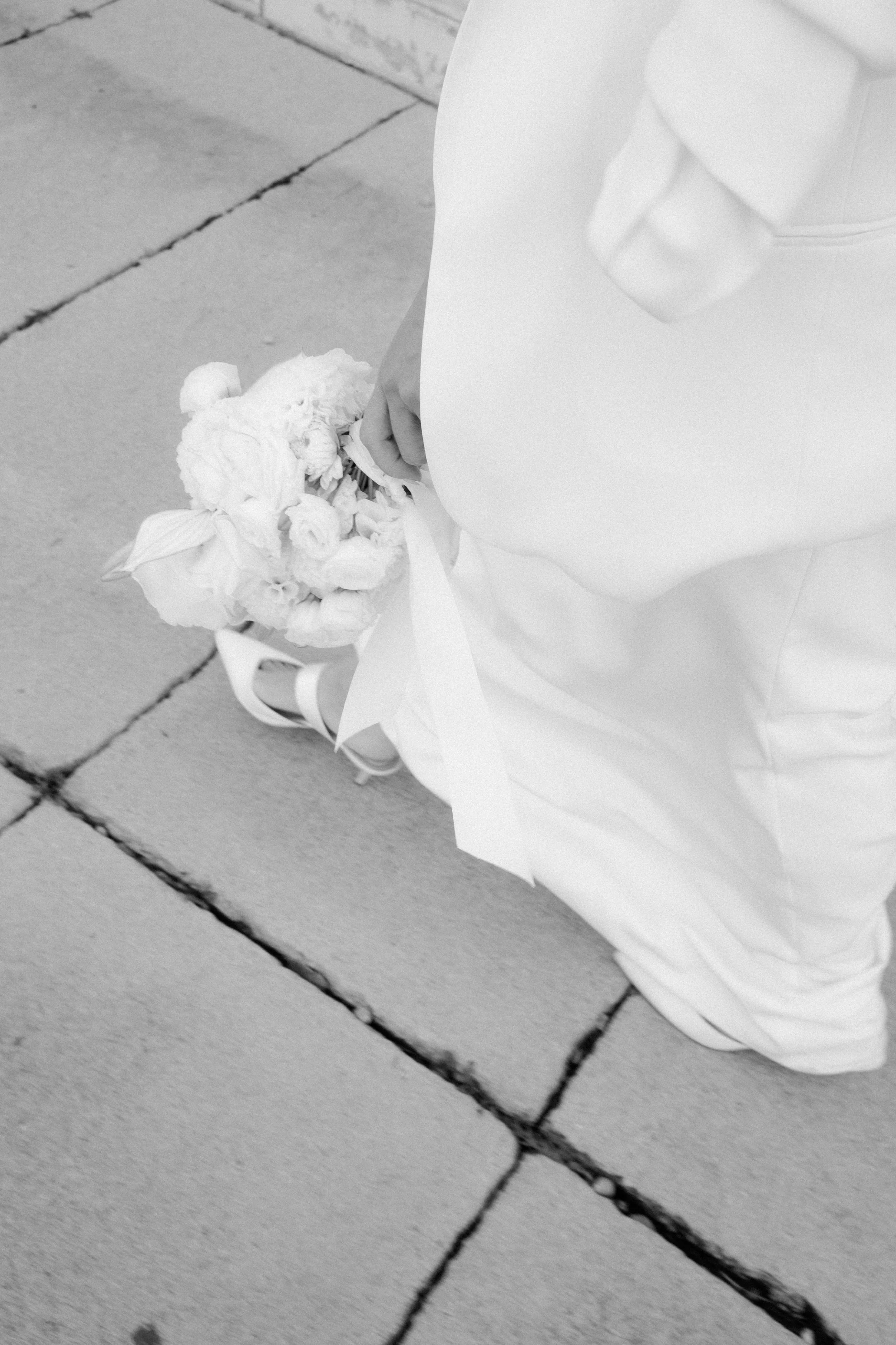 Fine art bridal portrait featuring an elegant wedding bouquet, captured by Europe wedding photographer Änna Photography.