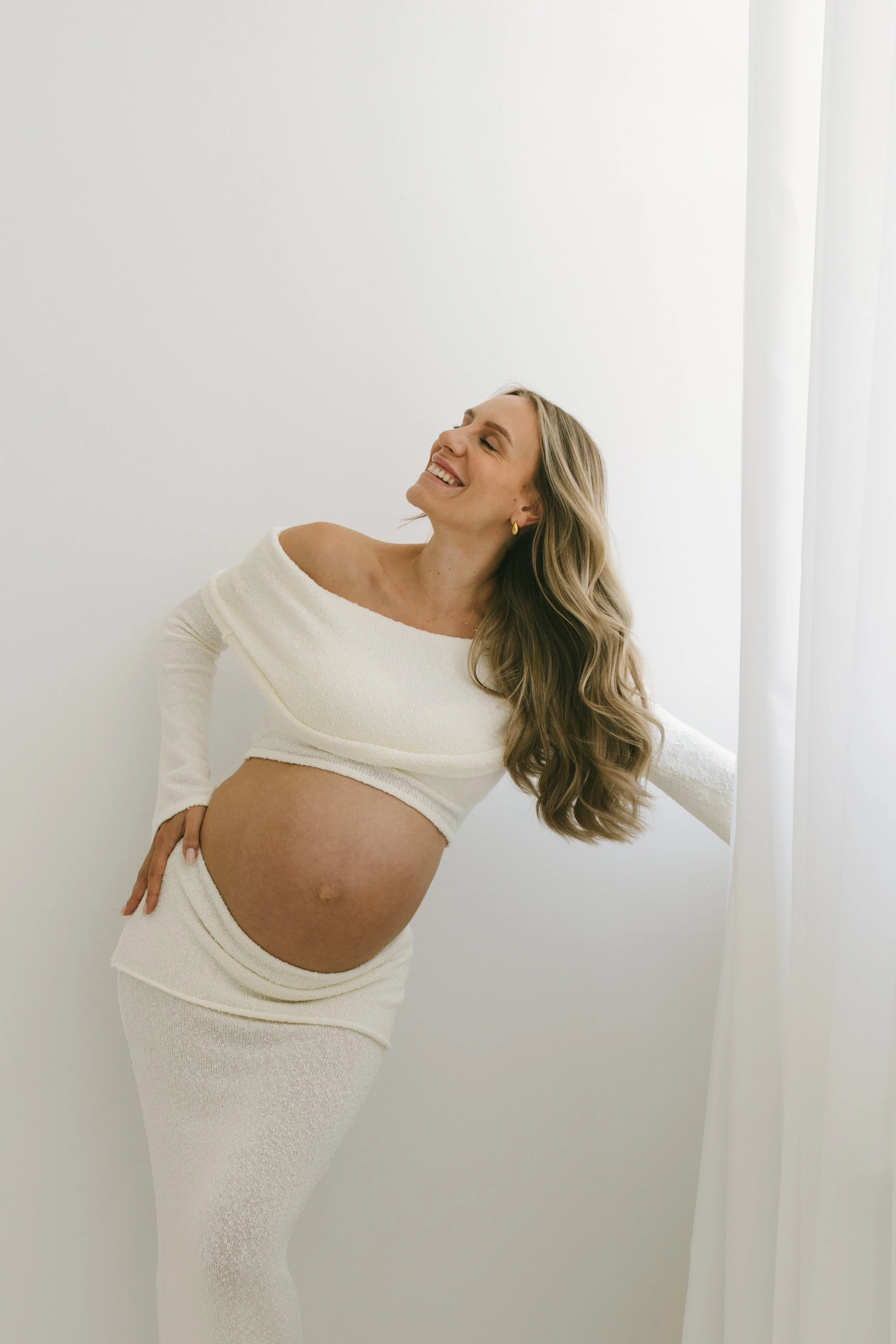 Fine art maternity photography in a natural light studio in Stuttgart by Änna Photography. Babybauchshooting, Babybauch, Stuttgart 