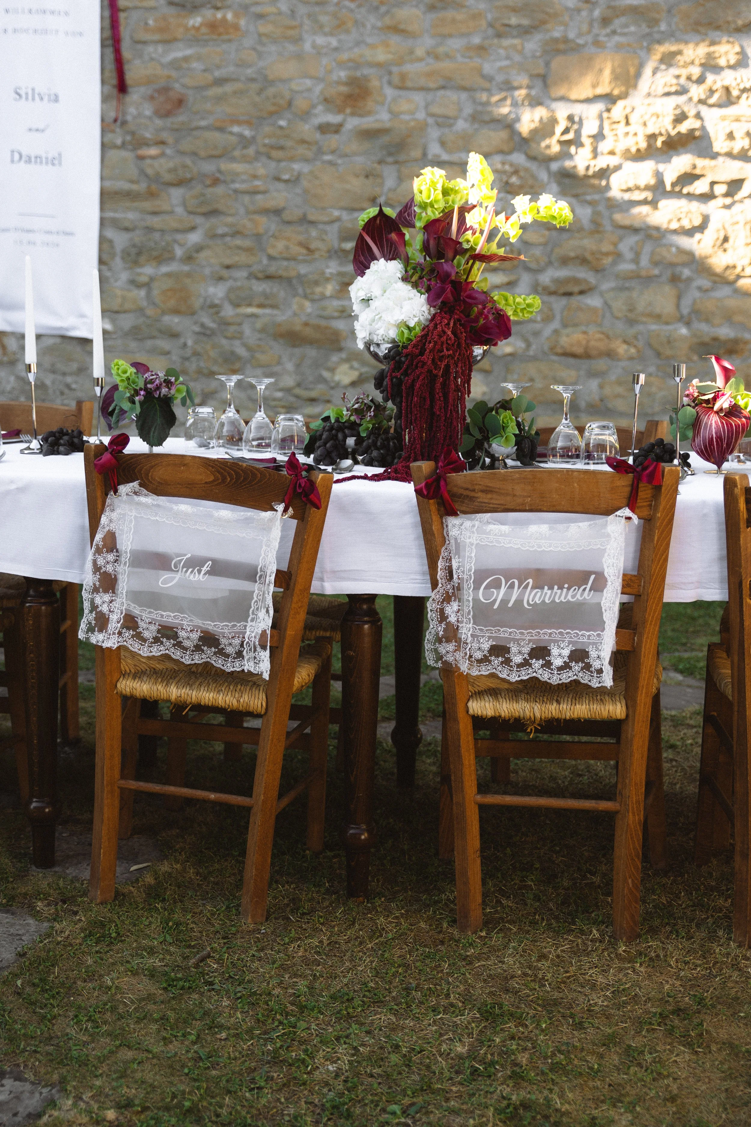 Editorial wedding tablescape with elegant floral styling captured by Europe wedding photographer Änna Photography. Italy Wedding, Toskana , Bolonia Wedding 