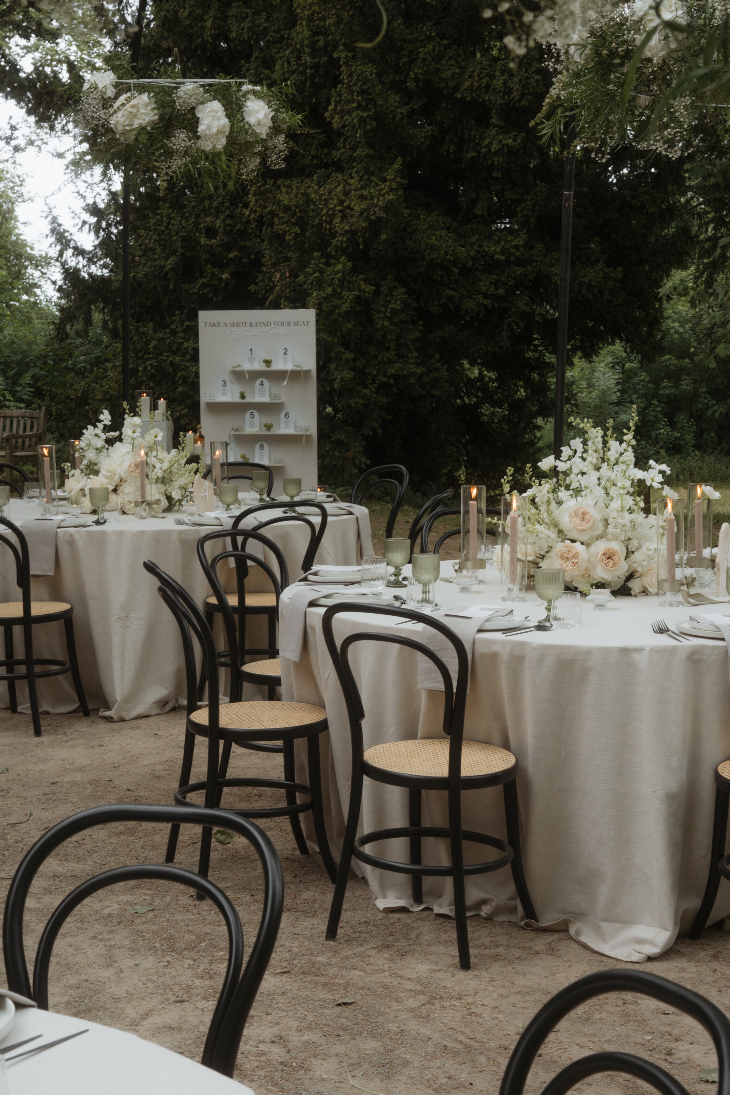 Luxury outdoor wedding reception styling with floral décor and candlelight, photographed by Änna Photography.