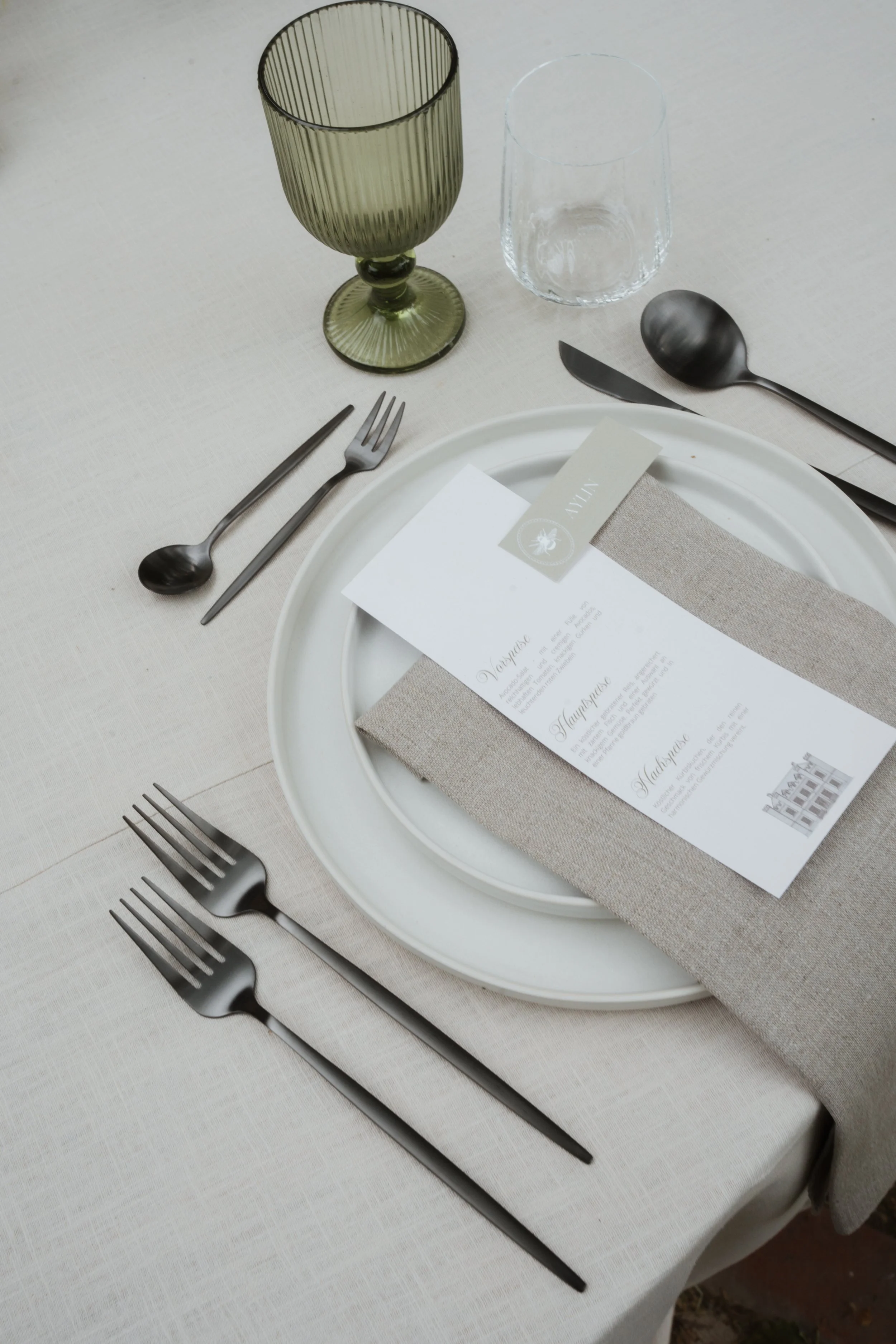 Elegant wedding table styling with luxury stationery and table décor, photographed by editorial wedding photographer Änna Photography.