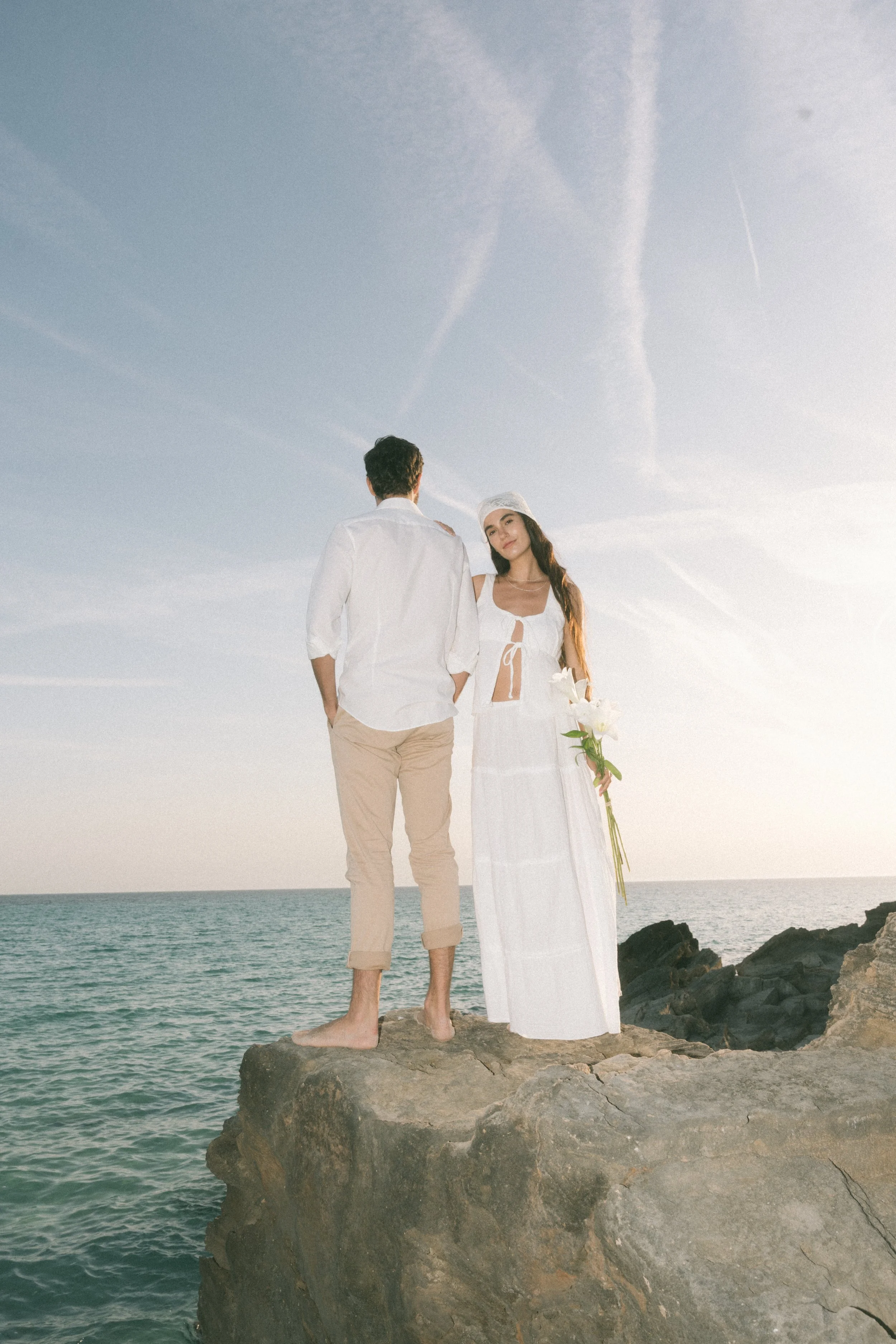 Bride and groom overlooking the sea during a destination wedding in Mallorca, photographed by Europe wedding photographer Änna Photography.