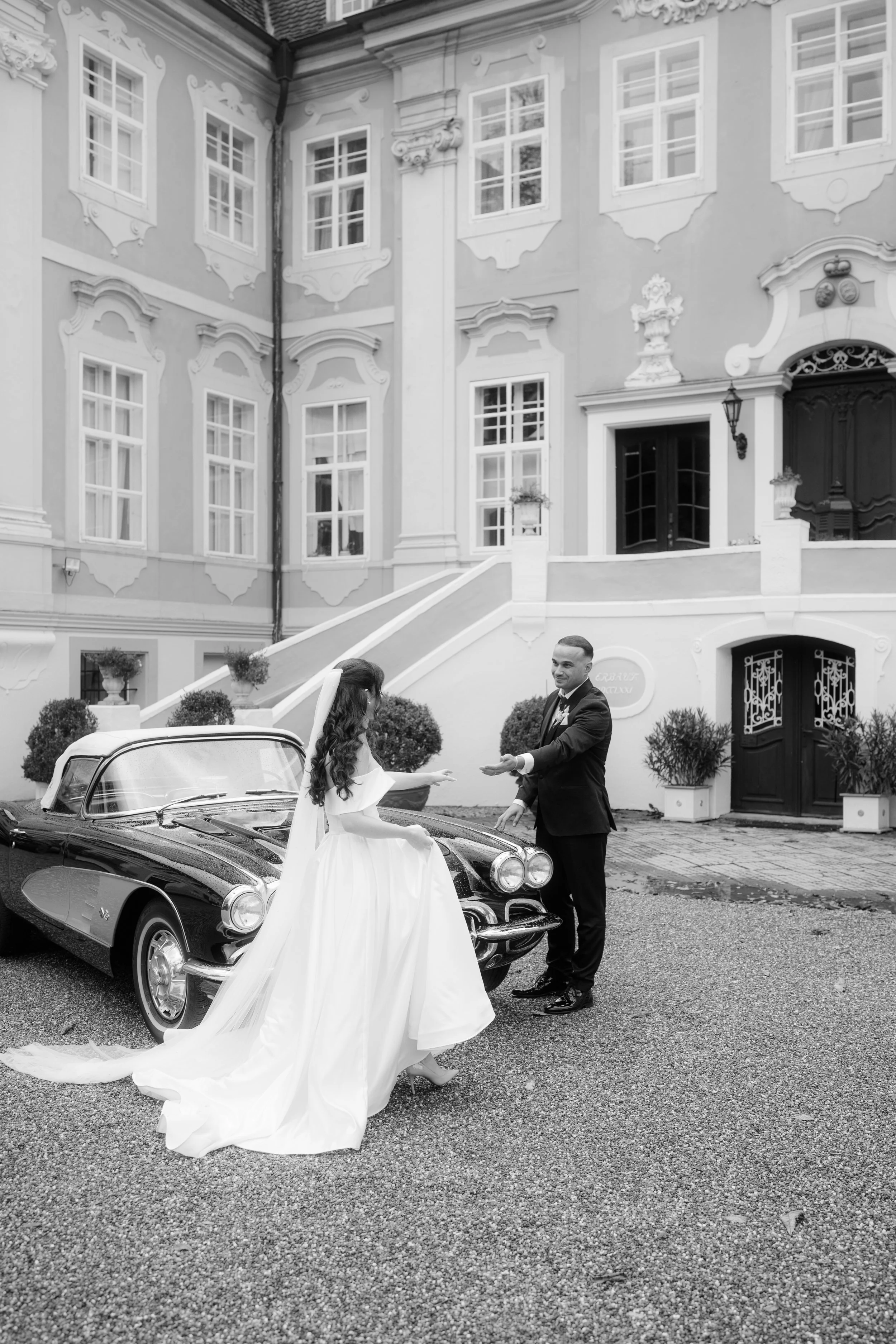 Bride and groom arriving at a wedding venue, photographed by Europe wedding photographer Änna Photography.