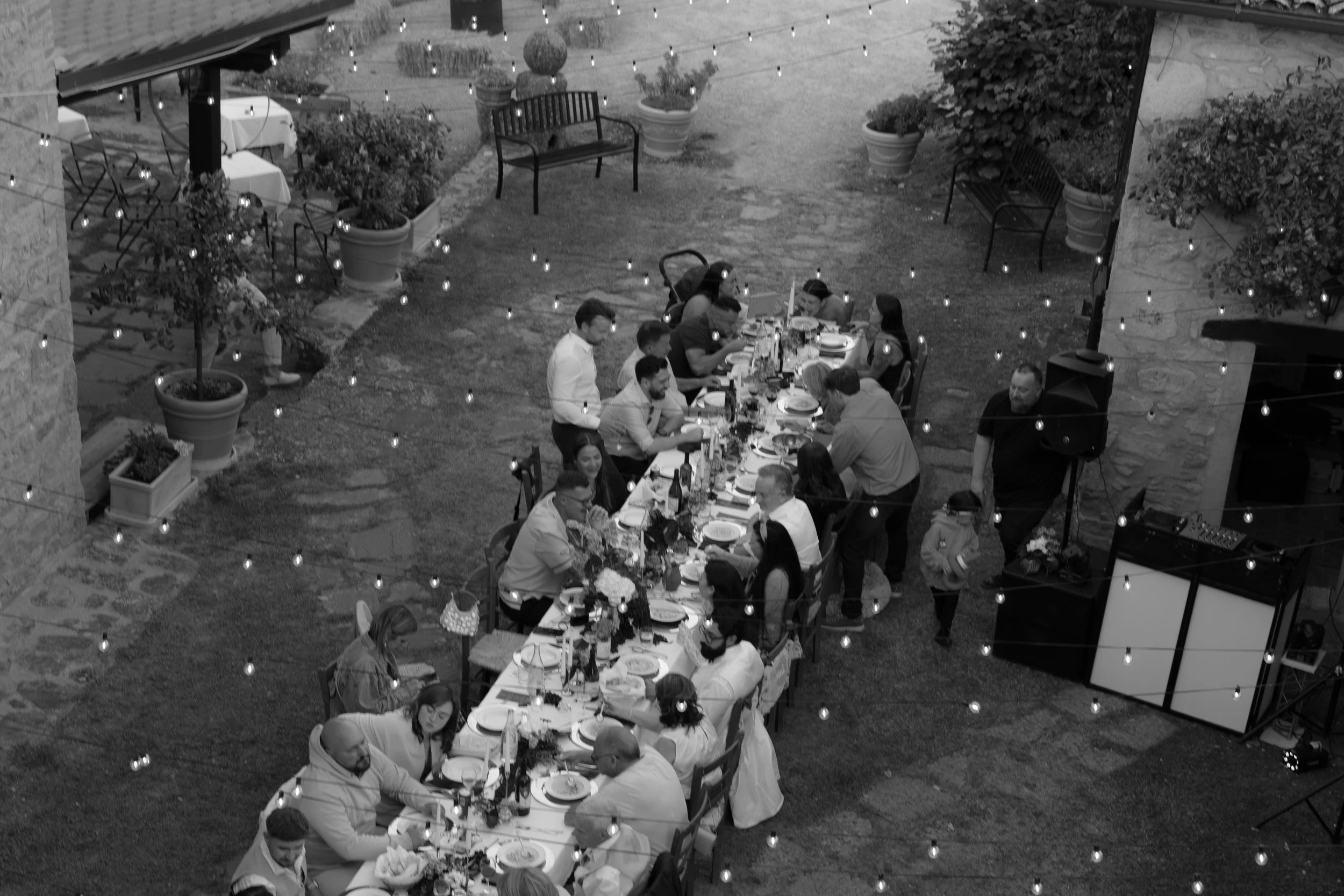 Elegant outdoor wedding dinner with guests, photographed by Europe wedding photographer Änna Photography. Italy Wedding, Wedding Toskana
