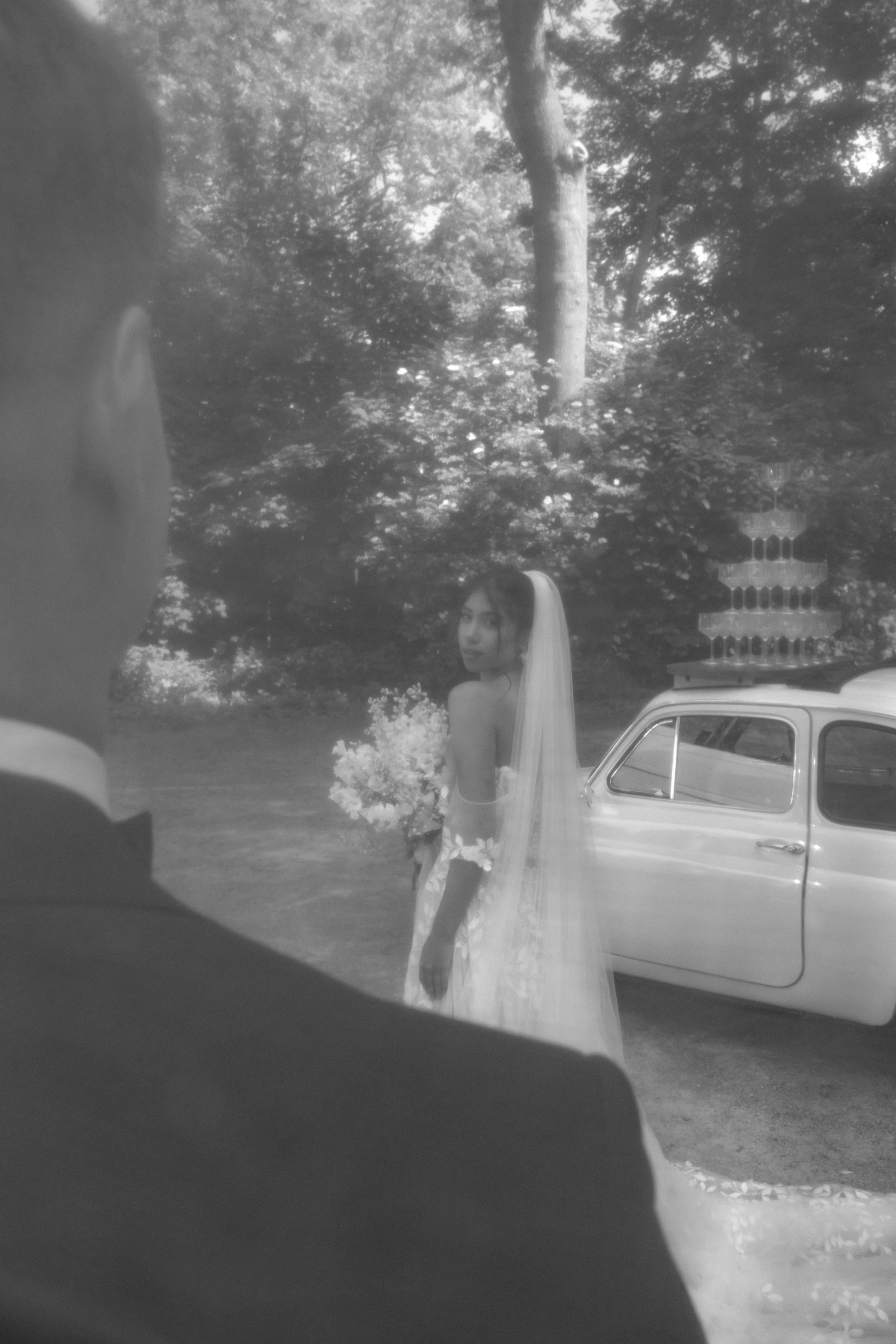 Timeless bridal portrait beside a vintage wedding car, photographed by editorial wedding photographer Änna Photography.
