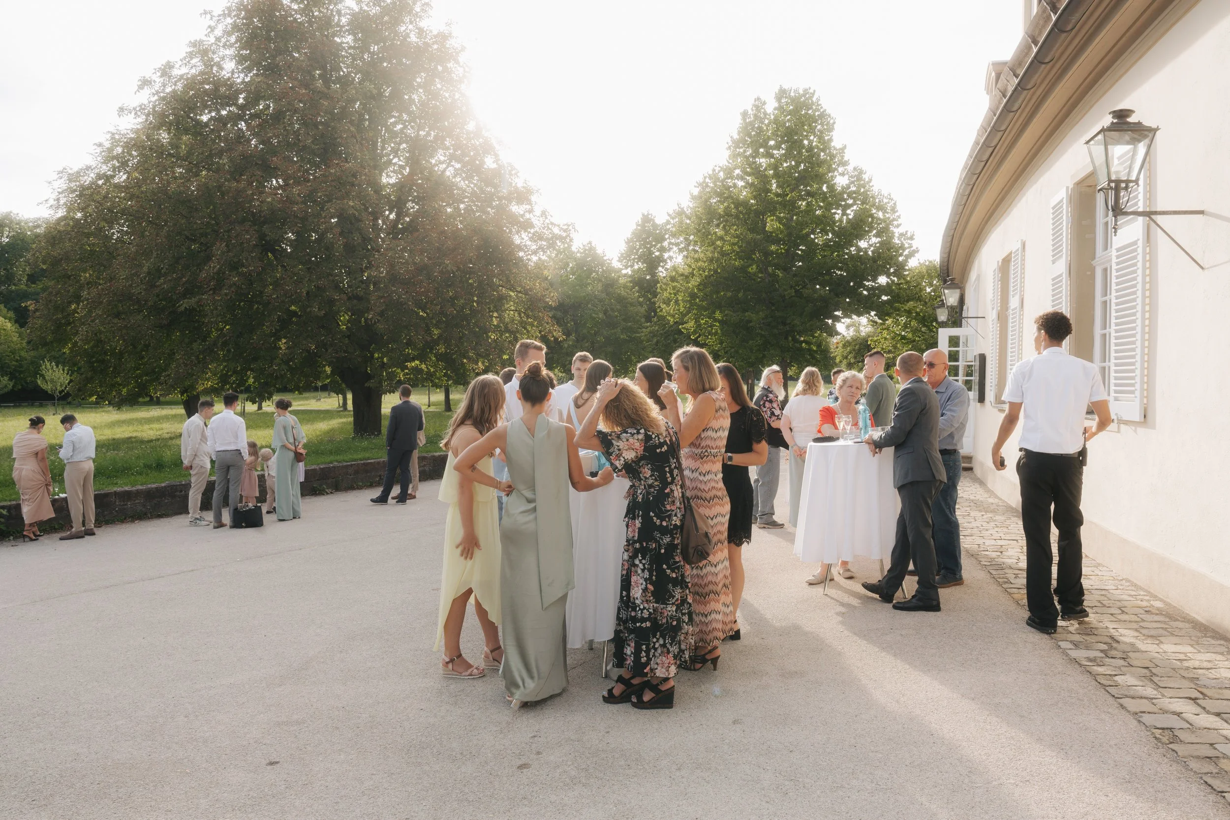 Guests celebrating during an elegant outdoor wedding reception captured by Europe wedding photographer Änna Photography.