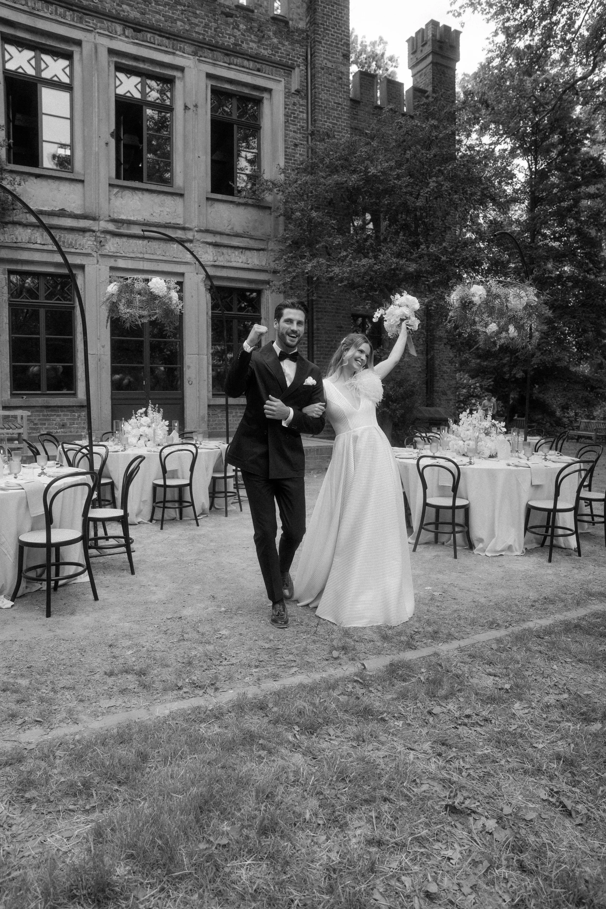 Bride and groom walking through the gardens after their wedding ceremony, photographed by Europe wedding photographer Änna Photography. Klön Wedding, Germany 