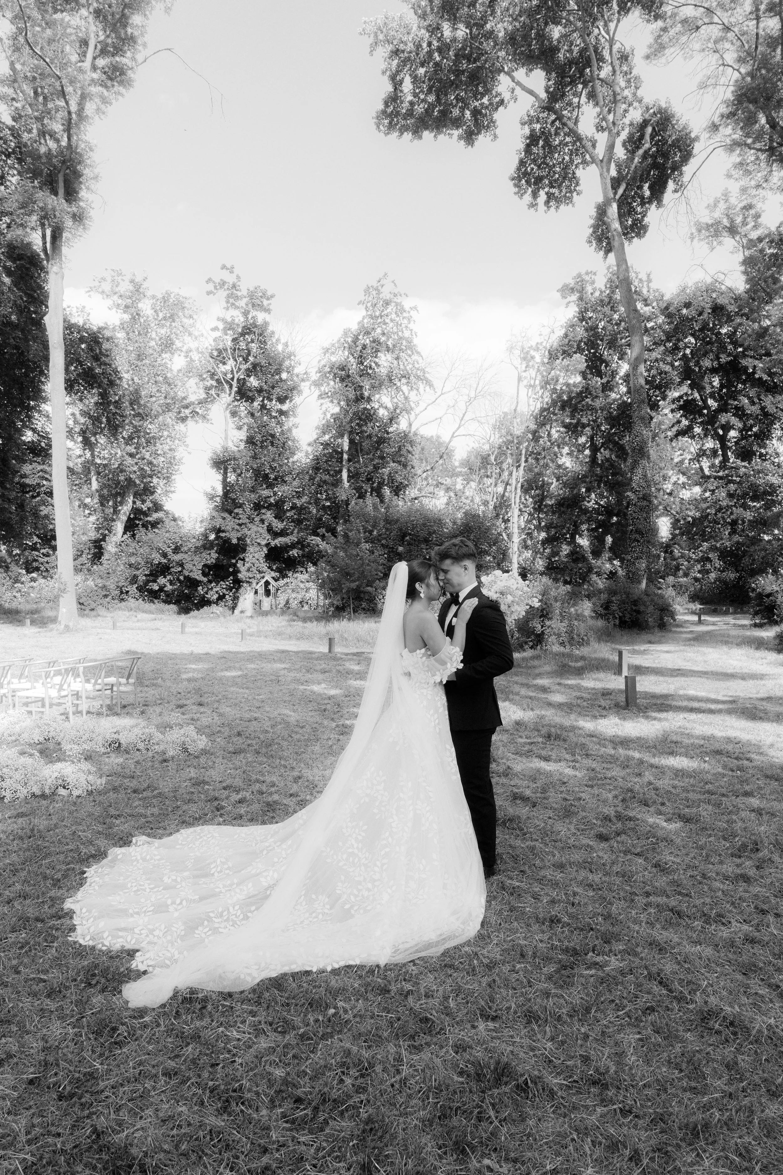 Romantic bride and groom kiss during an outdoor wedding in Germany, photographed by Europe wedding photographer Änna Photography.