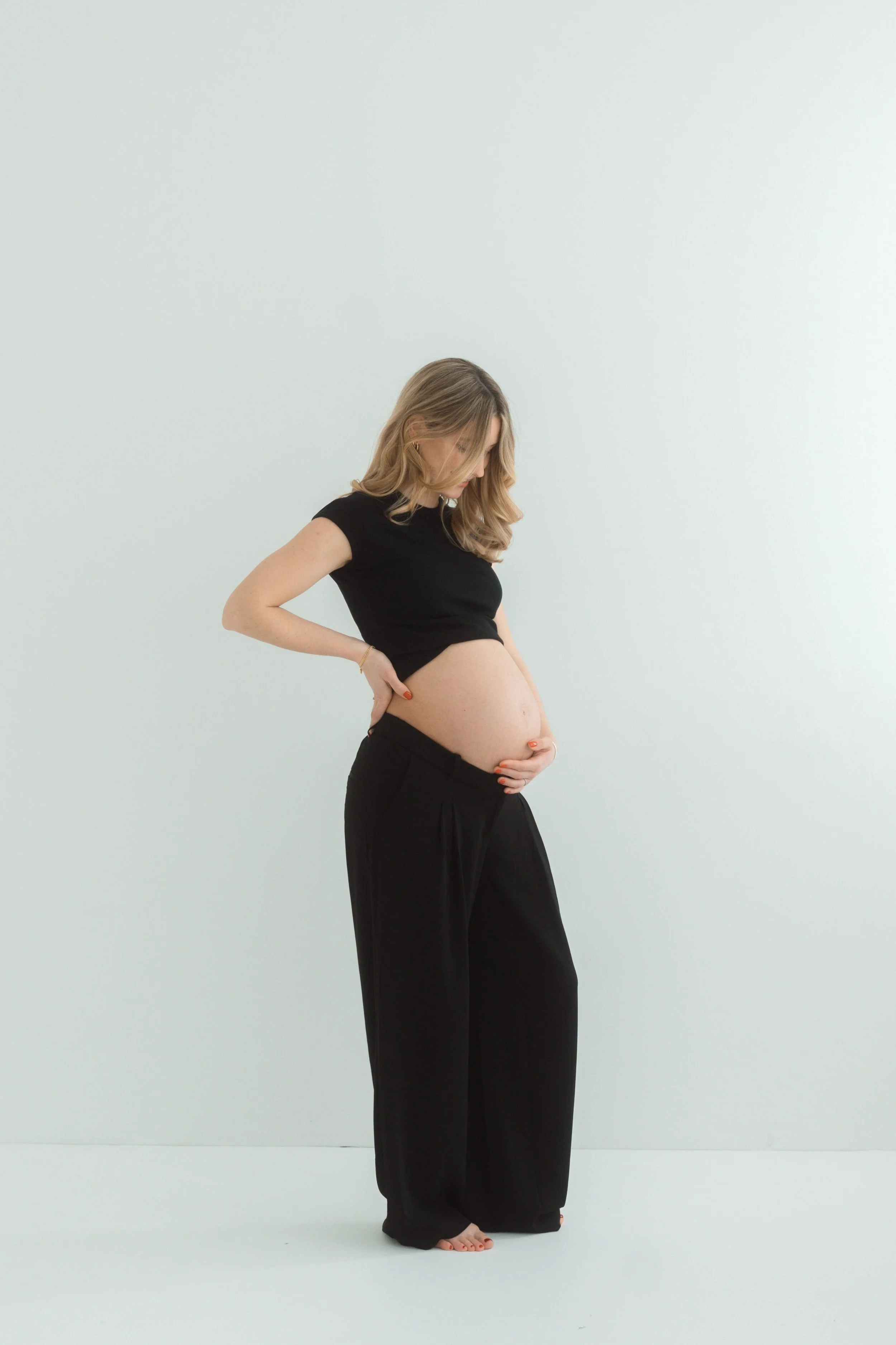 Elegant maternity portrait in a minimalist studio captured by Änna Photography. Babybauchshotting Stuttgart, Babybauch, Stuttgart, Studio Shooting 