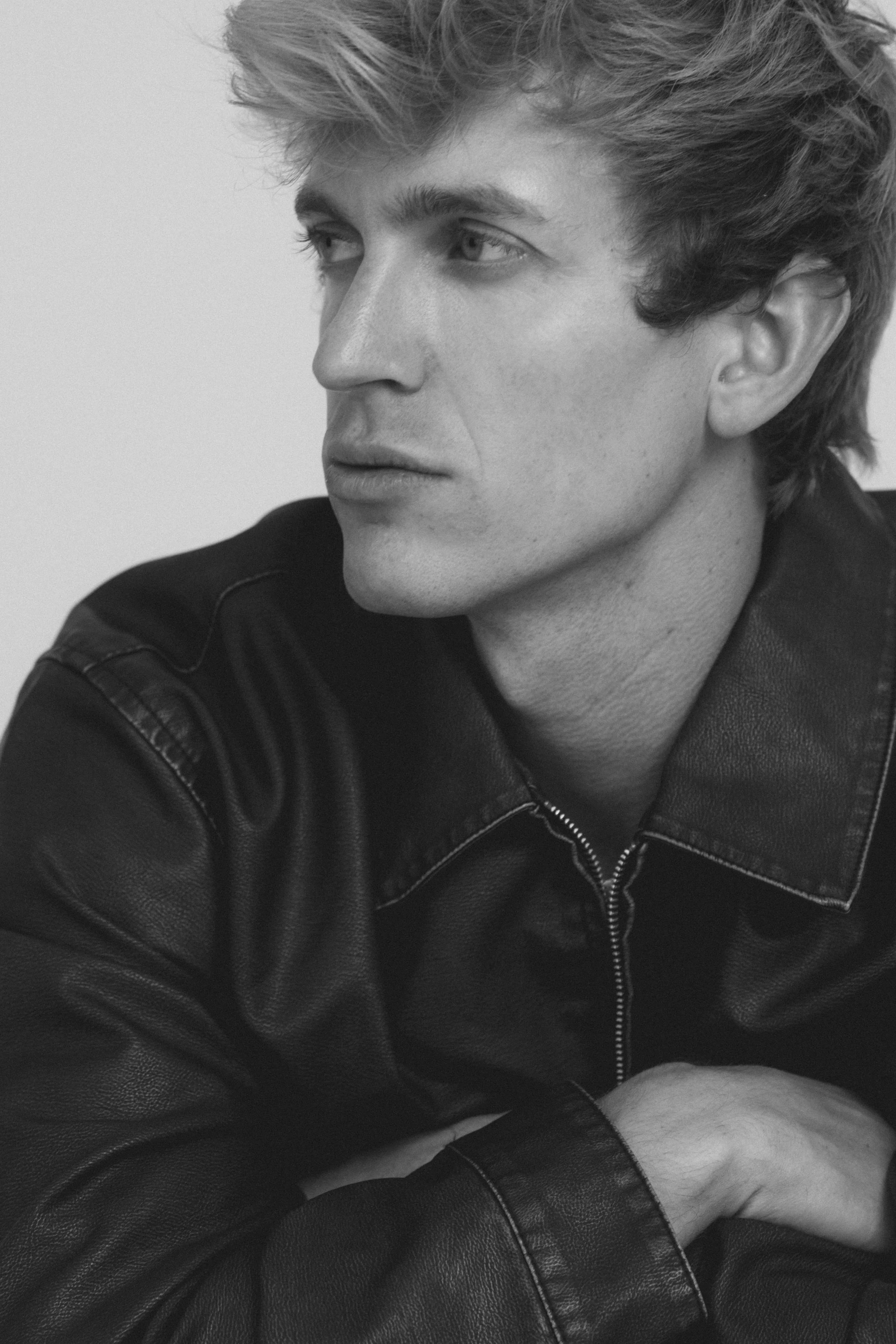 Portrait Shooting of a man in a minimalist studio captured by Änna Photography. Stuttgart, Studio Shooting 