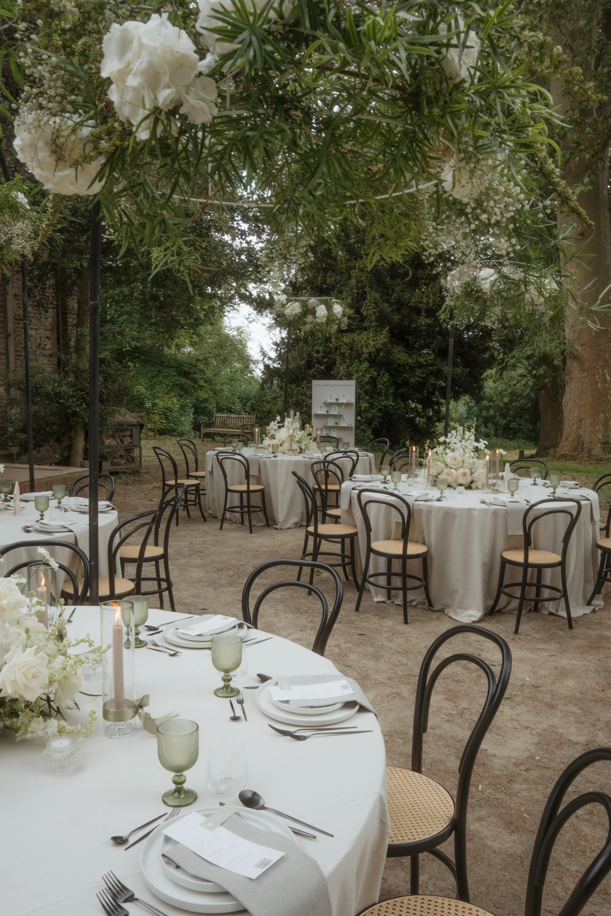 Elegant outdoor wedding reception with timeless floral design, photographed by Europe wedding photographer Änna Photography.