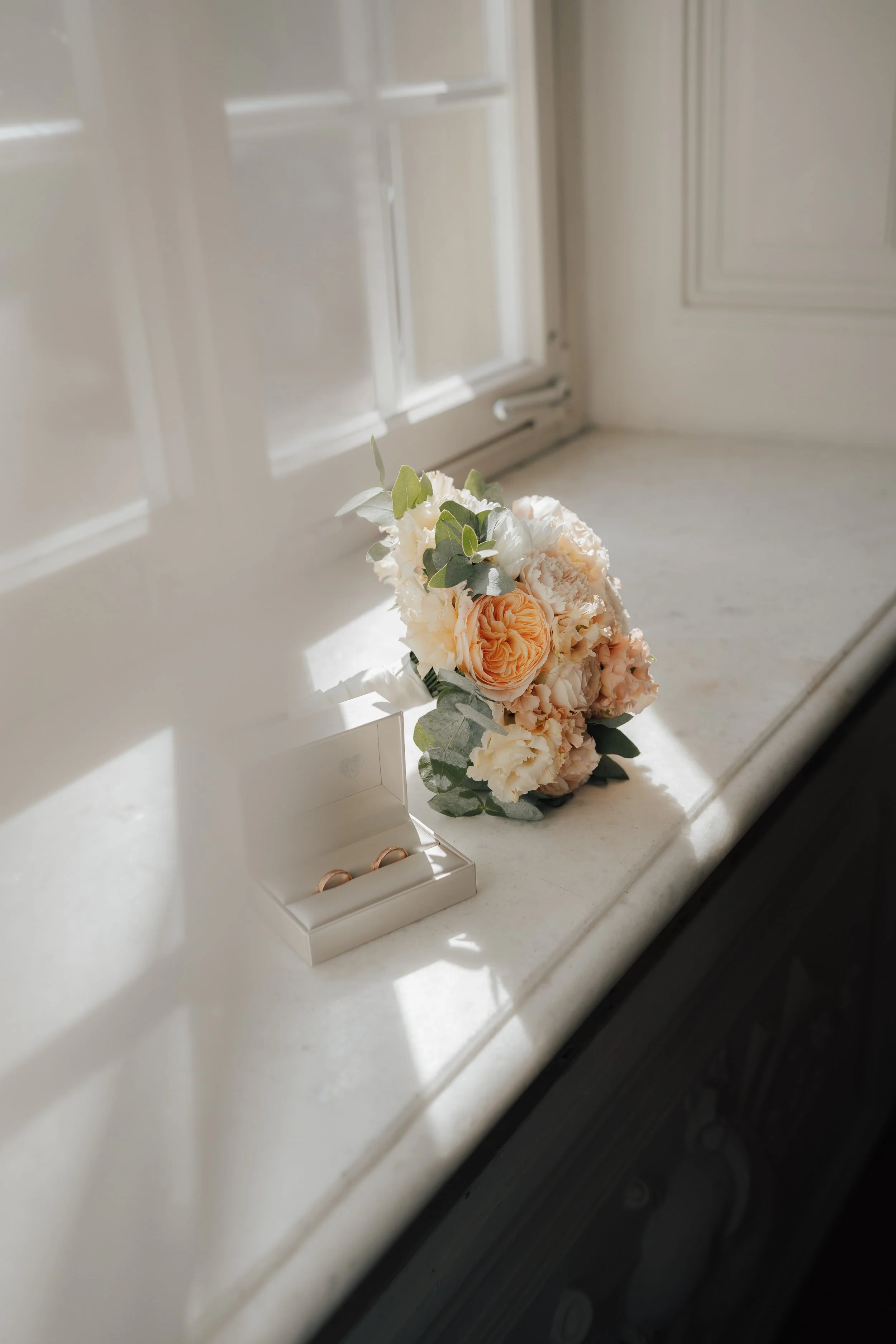 Elegant bridal bouquet in natural window light captured during a luxury wedding by Europe wedding photographer Änna Photography.