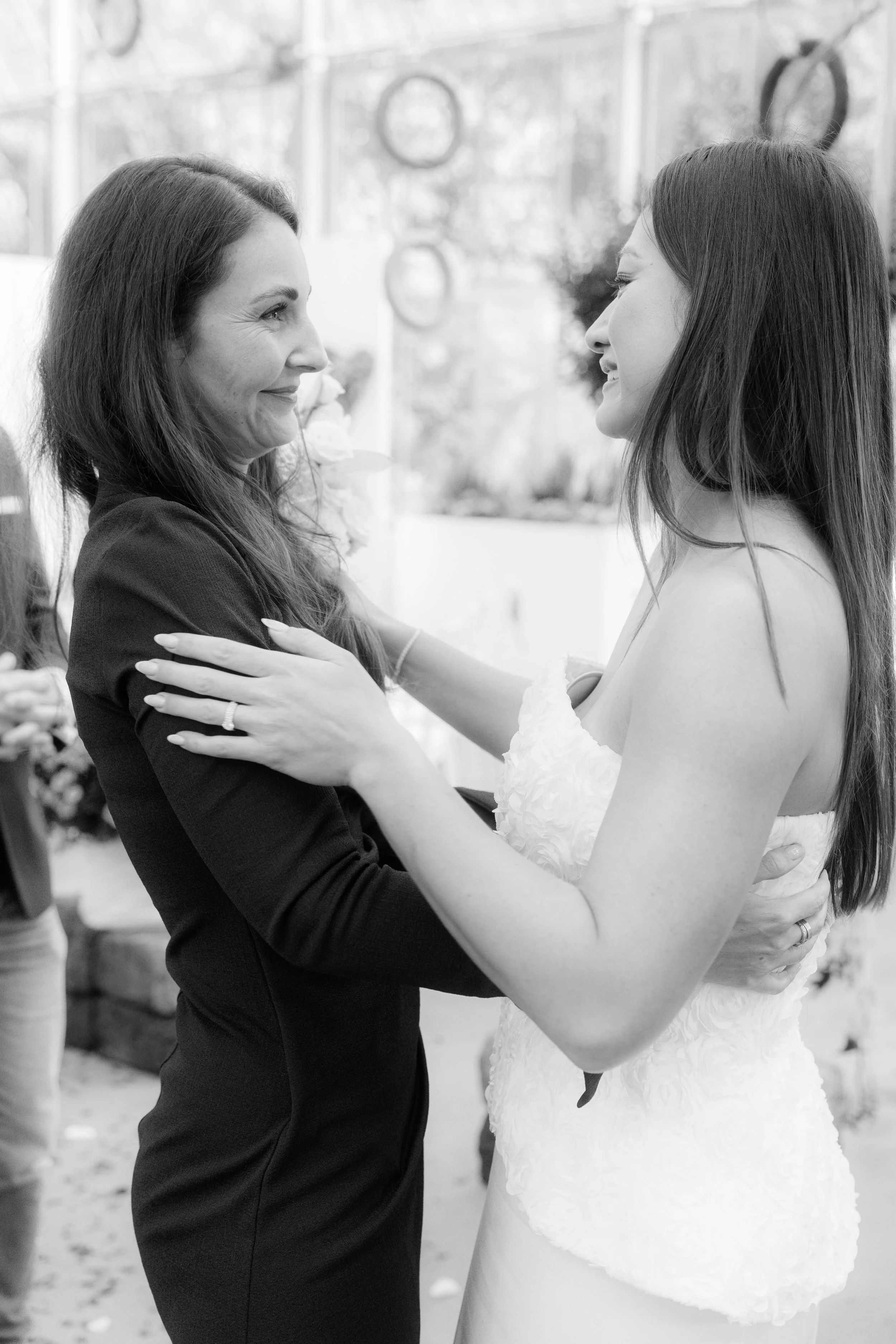 Emotional wedding moment between the bride and a loved one, photographed by Europe wedding photographer Änna Photography.