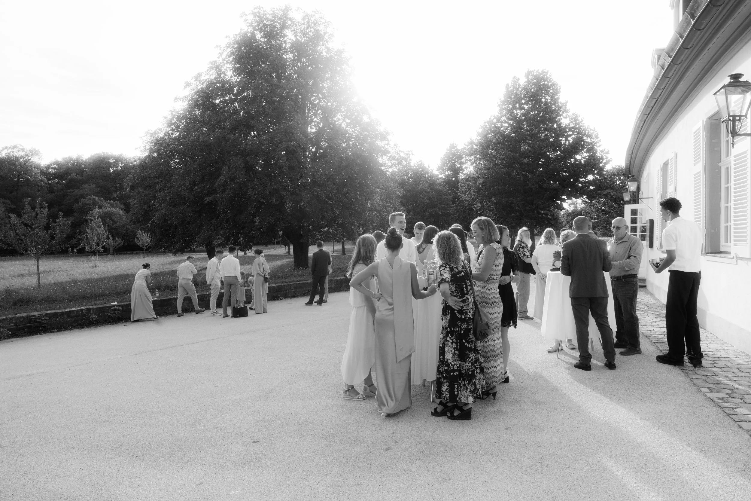 Guests celebrating during an elegant outdoor wedding reception captured by Europe wedding photographer Änna Photography.