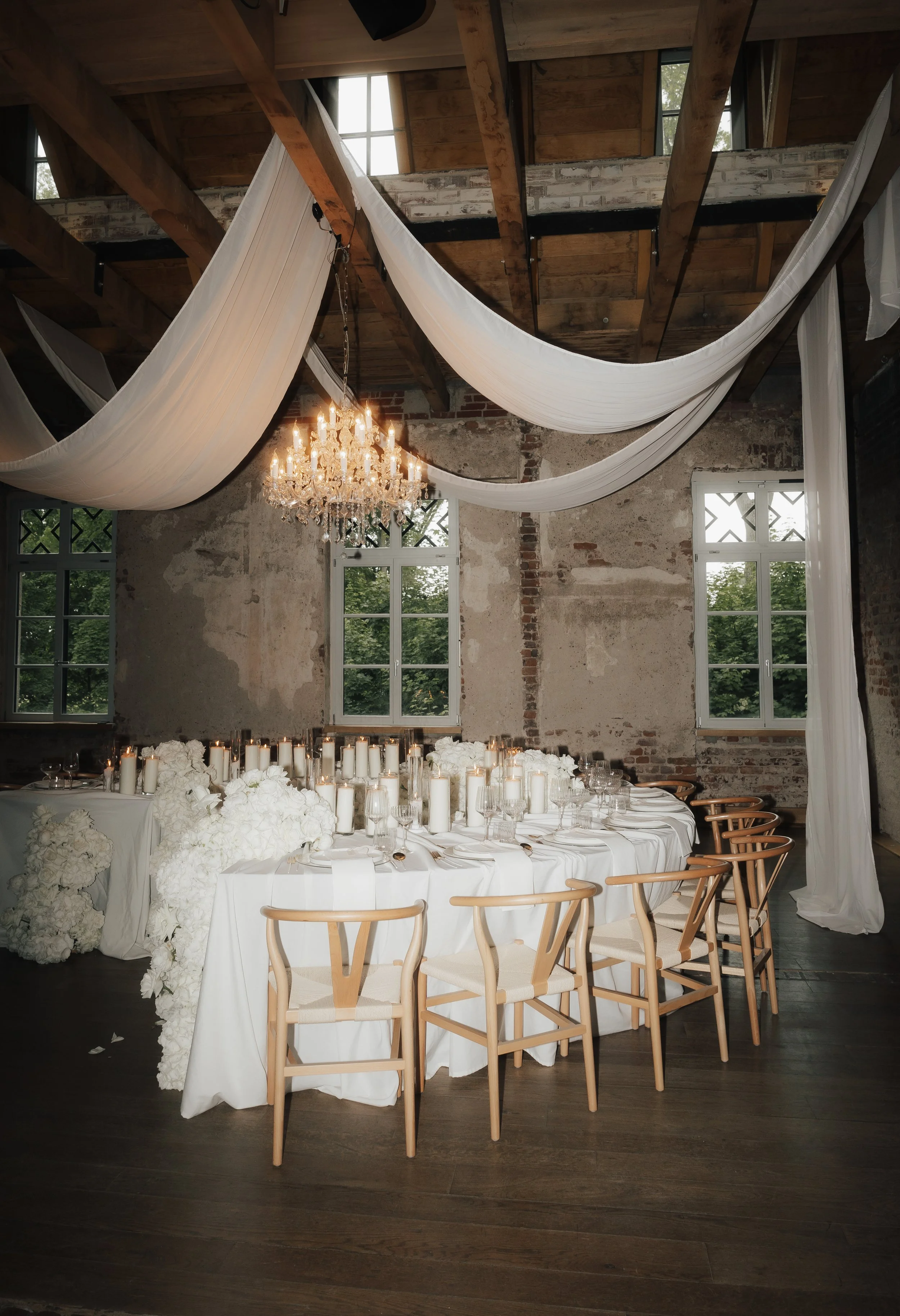 Elegant indoor wedding reception with timeless table styling, photographed by editorial wedding photographer Änna Photography.
