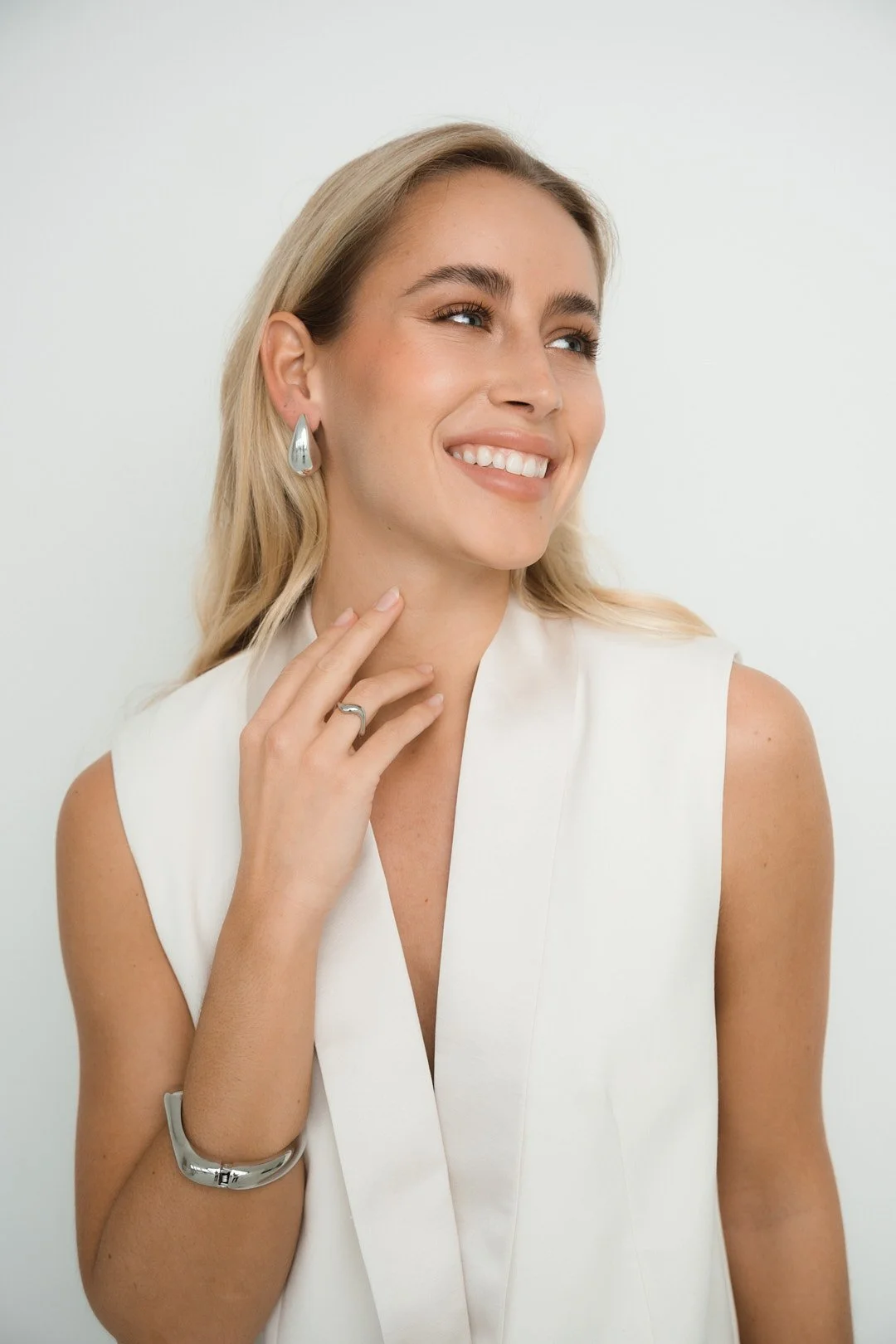Natural personal branding portrait of a smiling woman in a minimalist studio photographed by Änna Photography. Portrait Shooting Stuttgart, Stuttgart Studio Shooting 