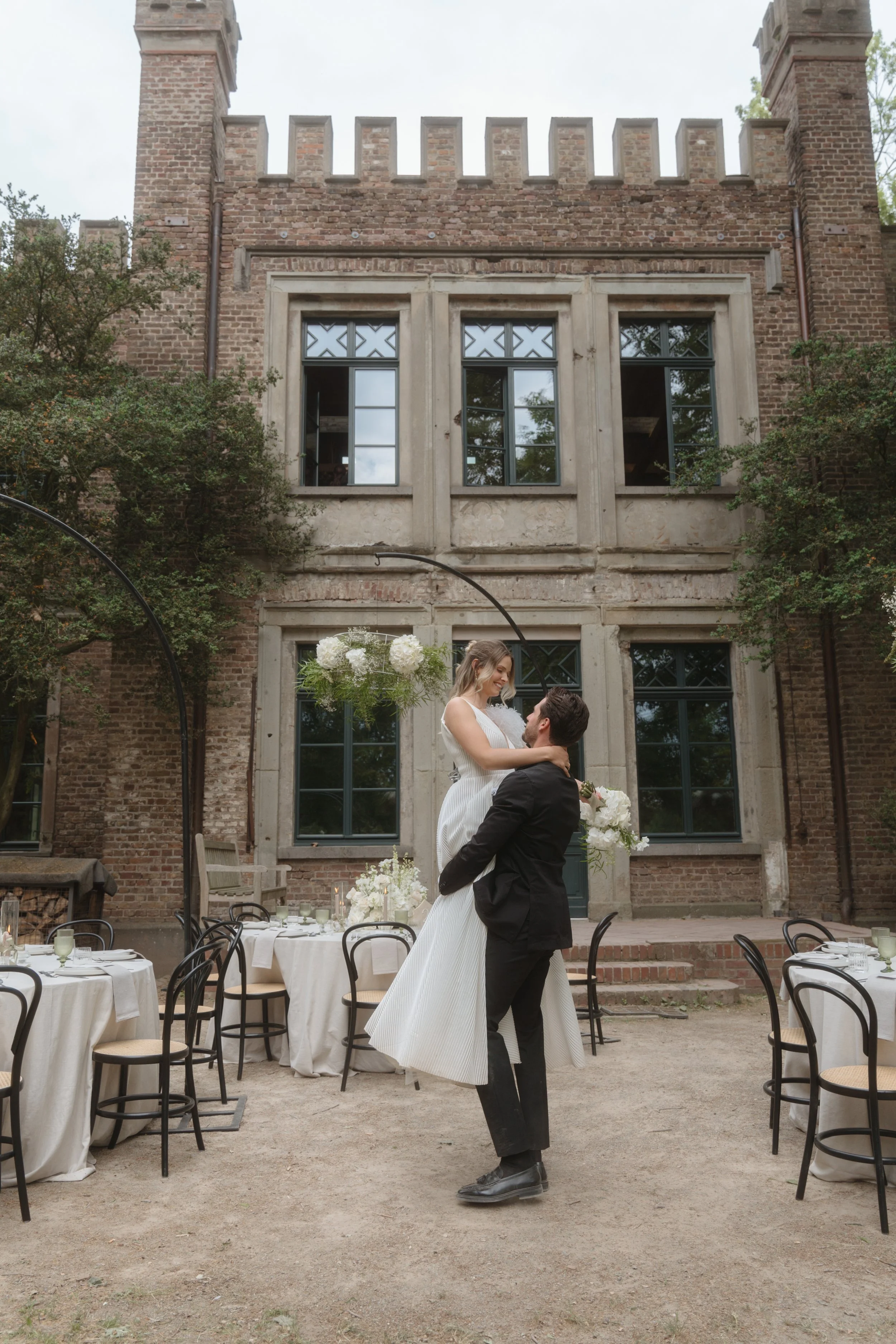 Bride and groom celebrating outside a wedding venue in Germany Köln, photographed by Europe wedding photographer Änna Photography.