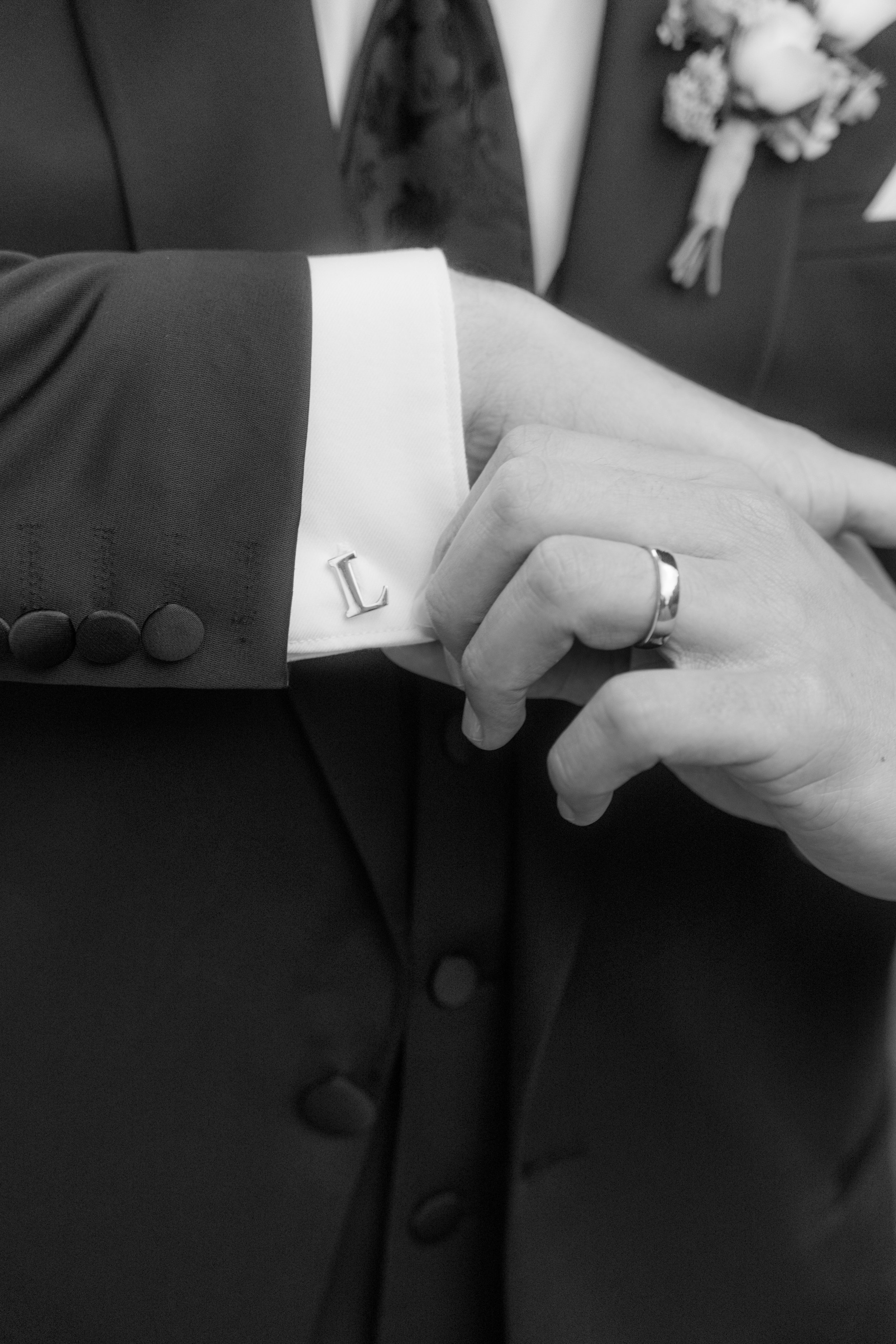 Close-up of wedding rings and elegant bridal details captured by Europe wedding photographer Änna Photography.