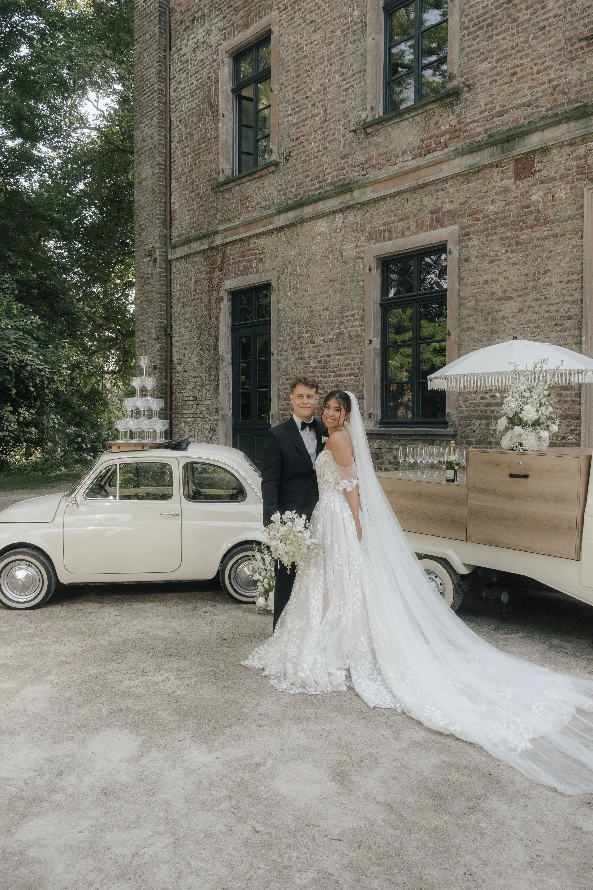 Bride and groom beside a vintage wedding car at a luxury European wedding, photographed by Änna Photography.