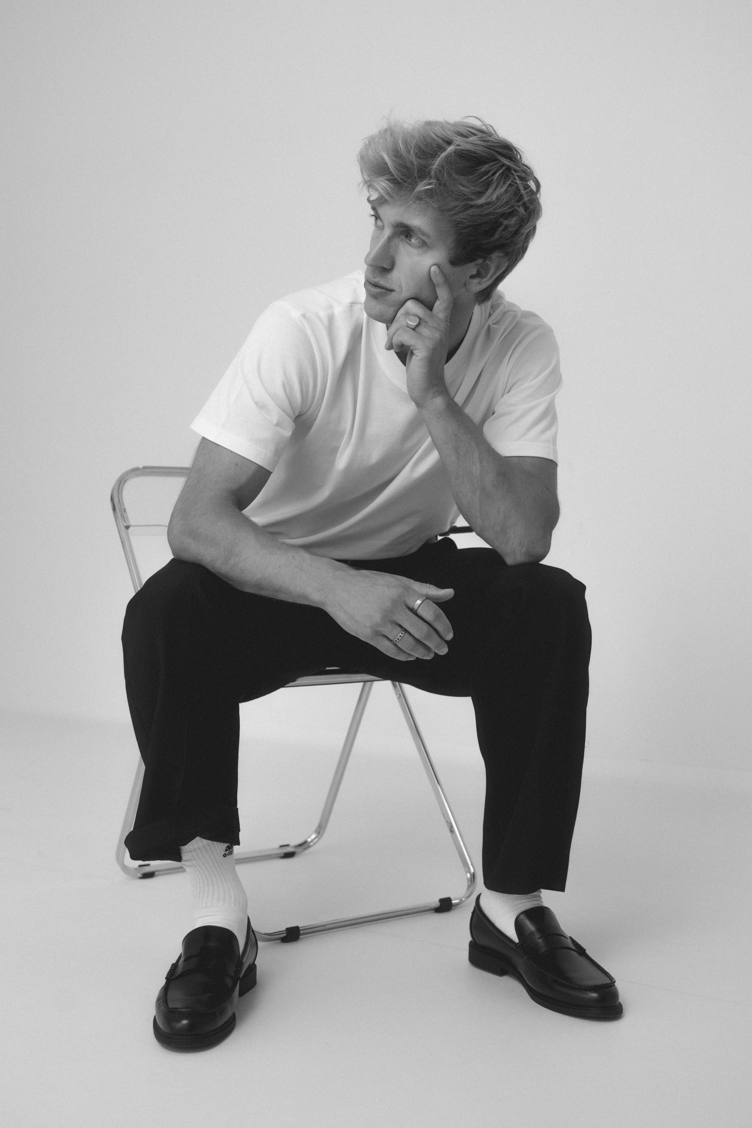 Creative editorial portrait in a photography studio in Stuttgart by Änna Photography.