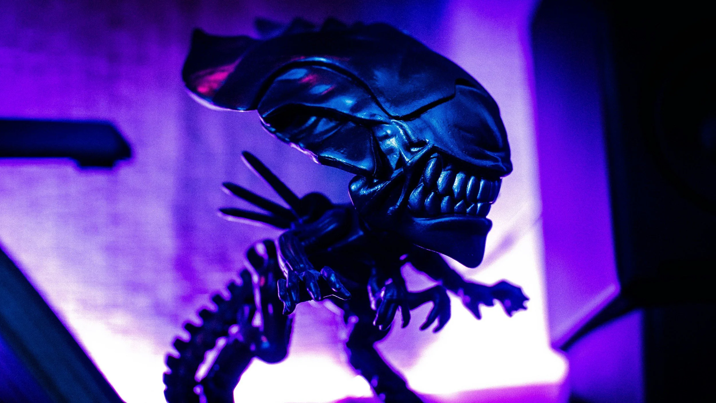 A purple and white image of a Xenomorph from the movie Aliens